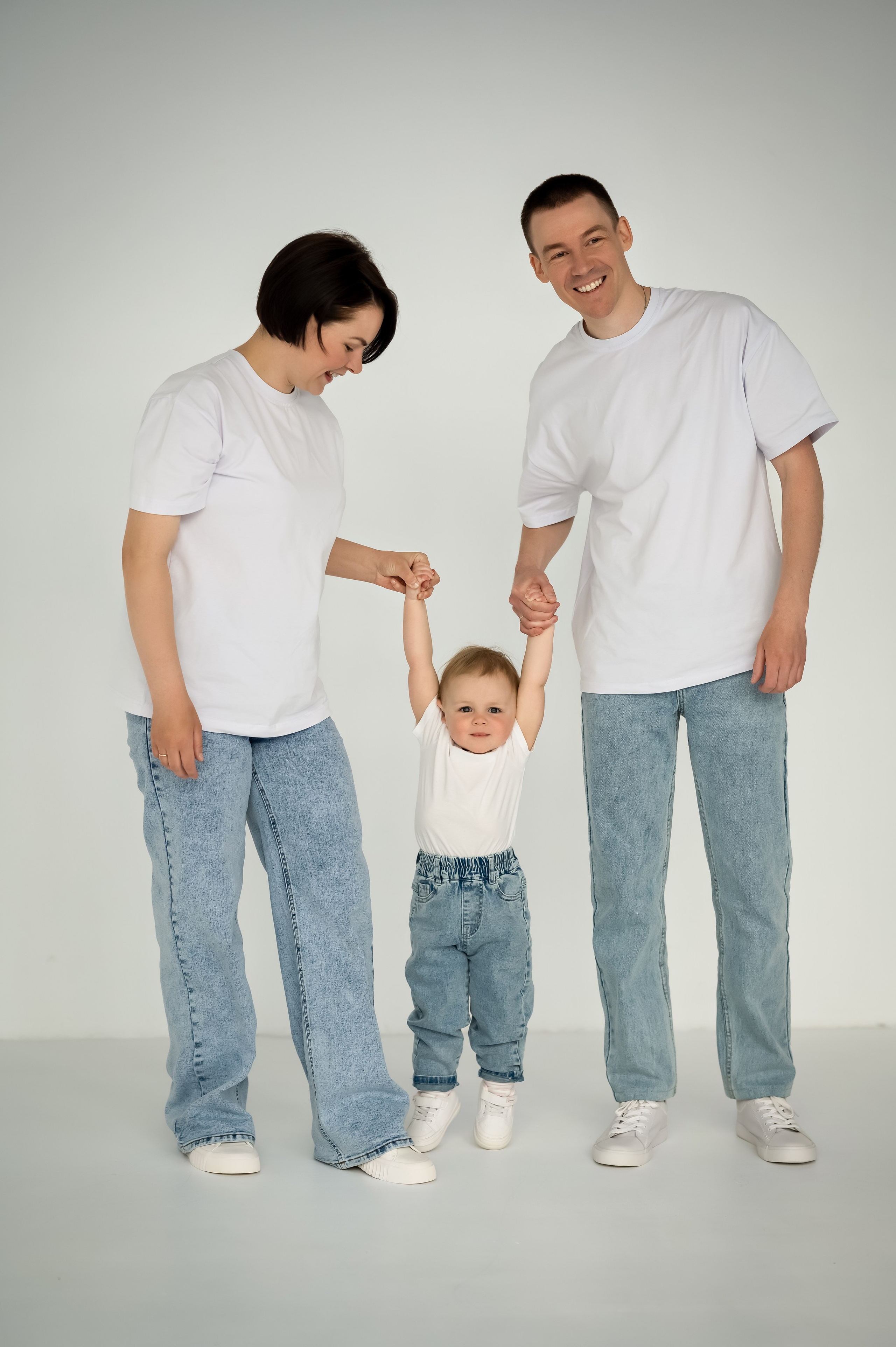 Семейная фотосессия на циклораме. Детский и семейный фотограф г. Москва Оксана Катаджи