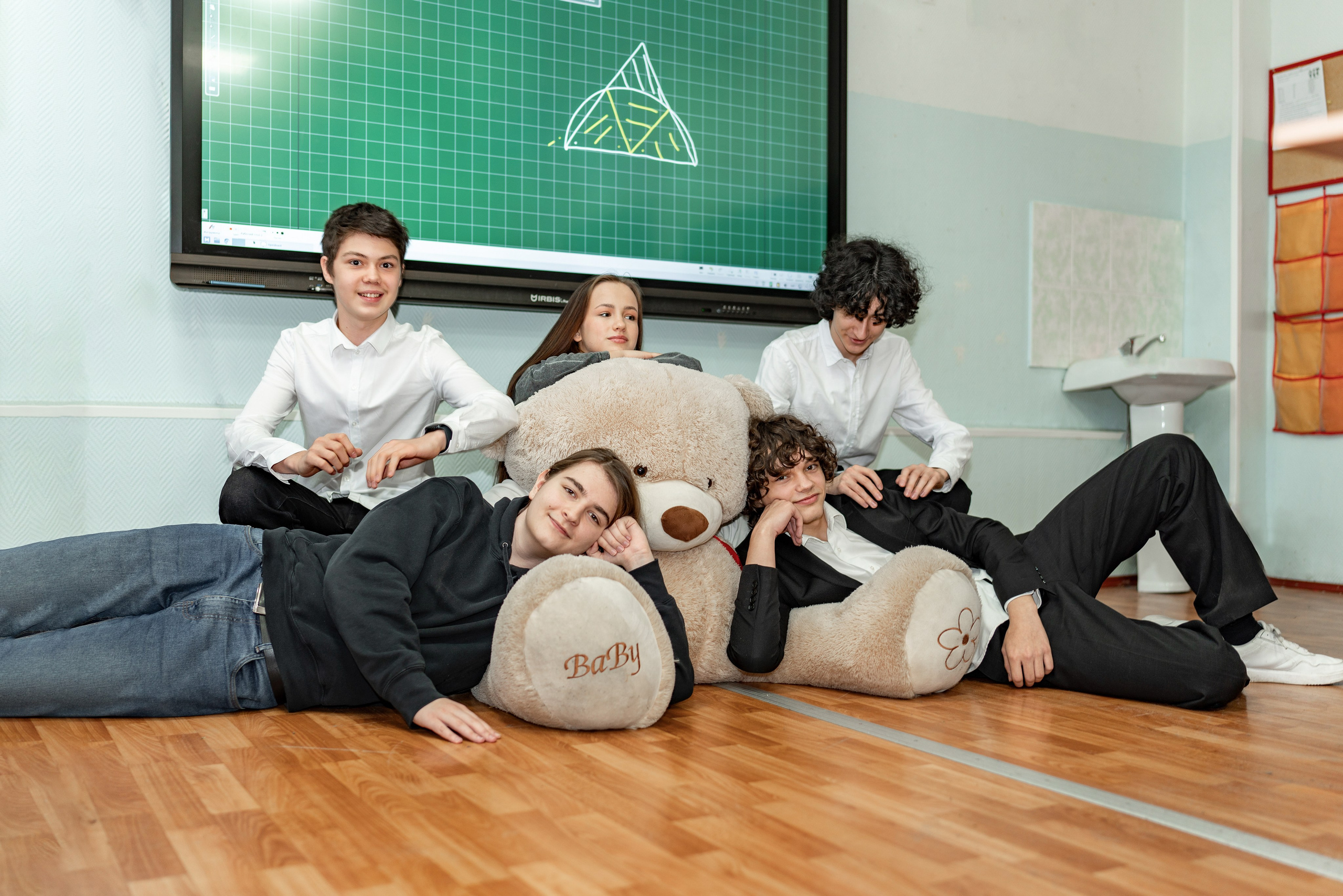 Фотосессия в классе и на территории школы. 9-М класс Школа 1568. Детский и семейный фотограф г. Москва Оксана Катаджи