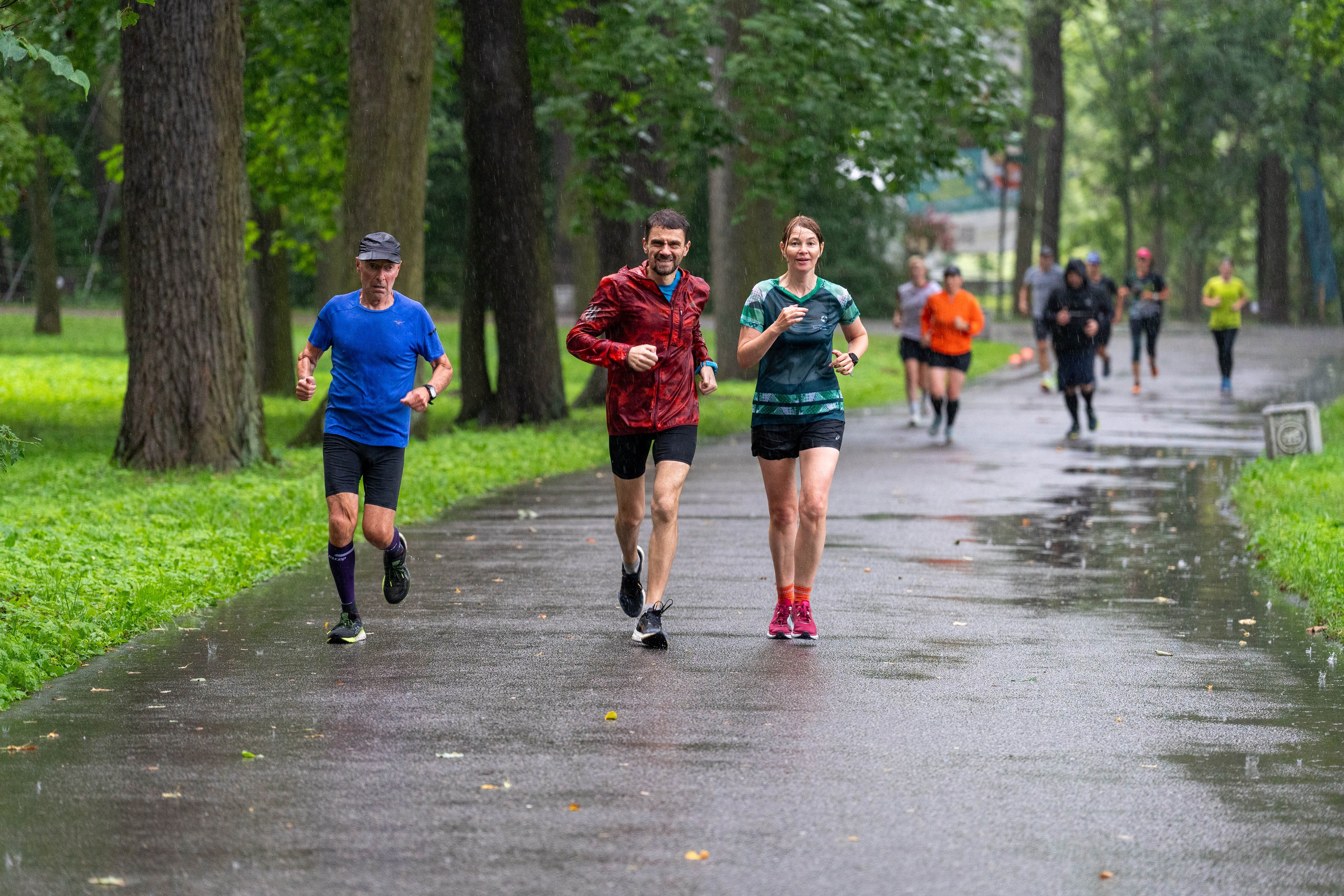 Бегуны пробежки «5 вёрст» на Елагином острове, спортивный фотограф Санкт-Петербург