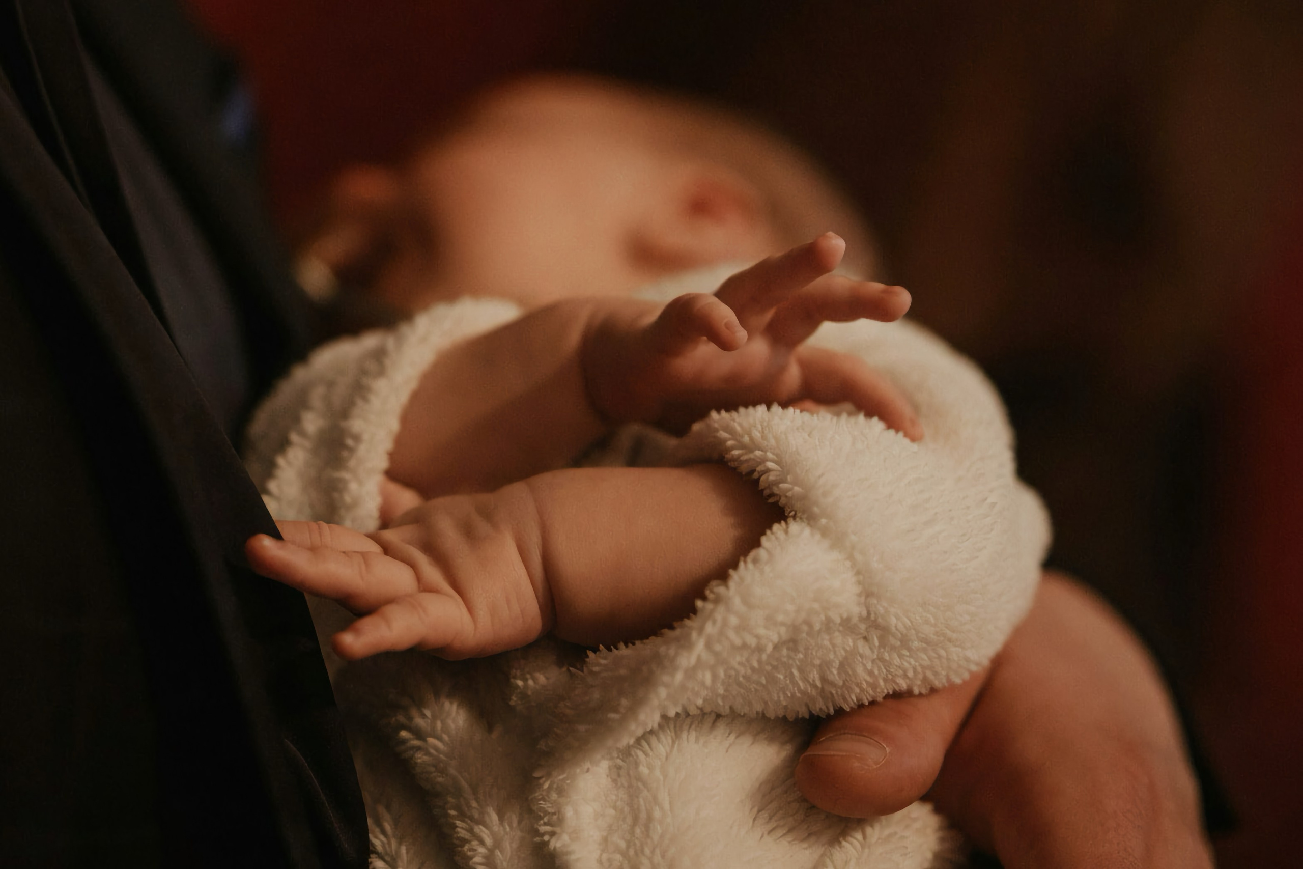 Искренний момент Таинства Крещения в Храме на Крови. Тишина между кадрами, естественное освещение и документальная фиксация семейной истории. Фотограф Илья Антропов.