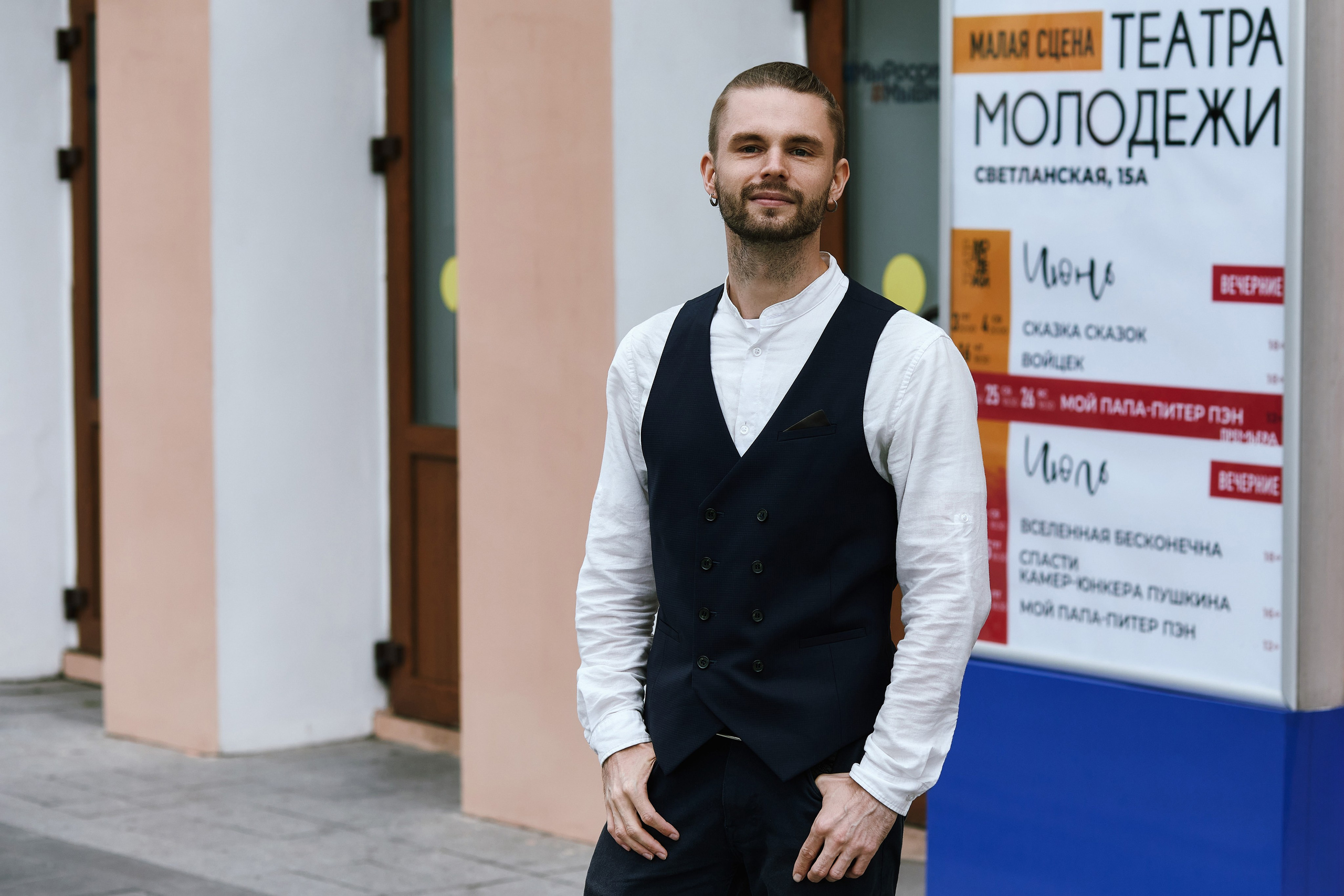 Фотосессия для мужчины в деловом костюме в центре Владивостока