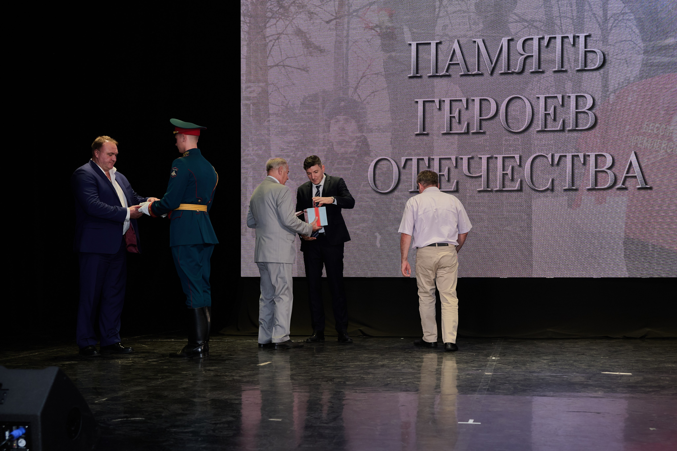 Церемония награждения медалями «Память Героев Отечества». Фотограф Роман Адлер