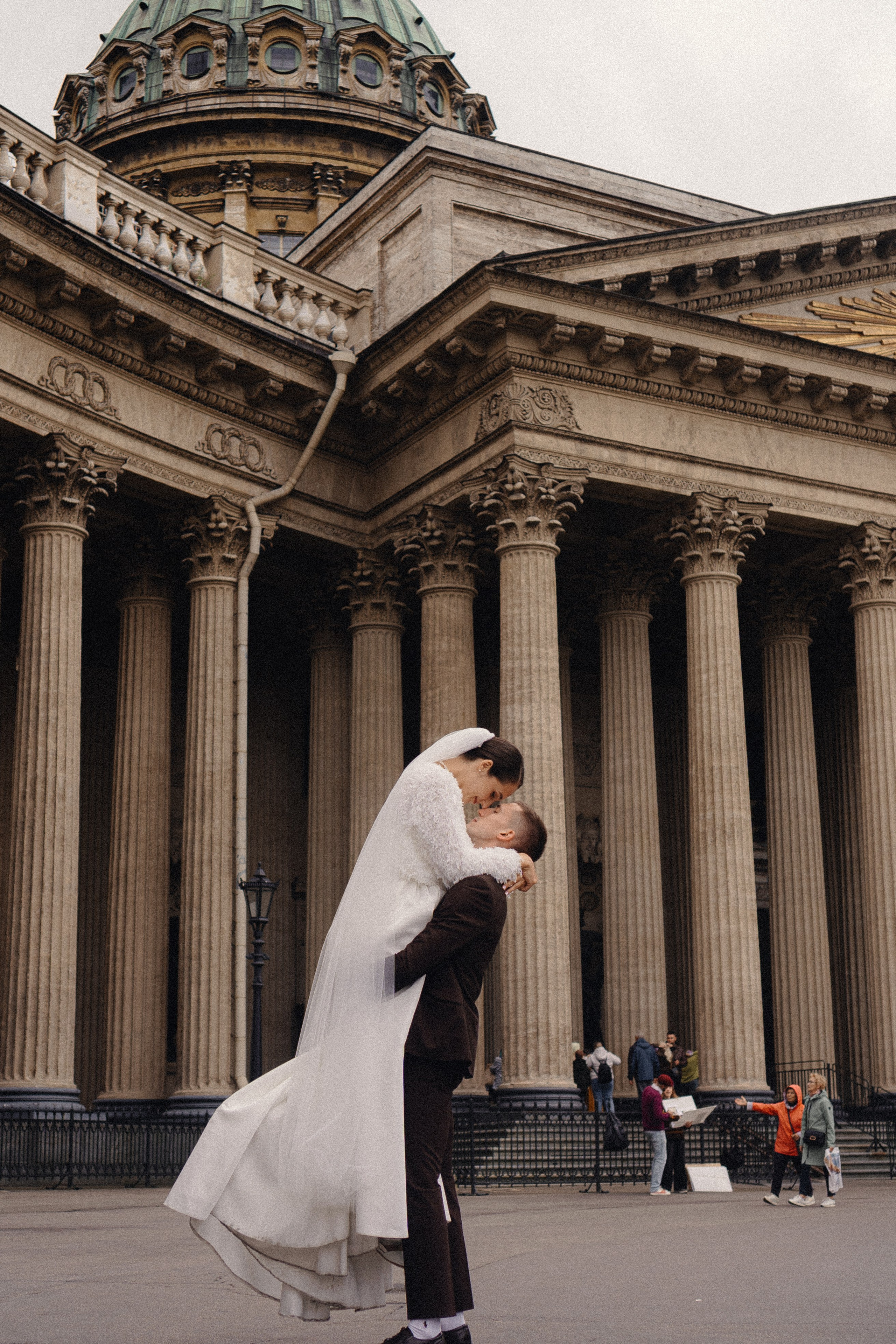 СВАДЕБНАЯ ПРОГУЛКА В САНТК-ПЕТЕРБУРГЕ (ИСАКИЕВСКИЙ СОБОР, ЗИМНЯЯ КАНАВКА, ЭРМИТАЖ И БОЛЬШАЯ МОРСКАЯ УЛИЦА). Профессиональный фотограф, Санкт-Петербург — Виктория Богомолова