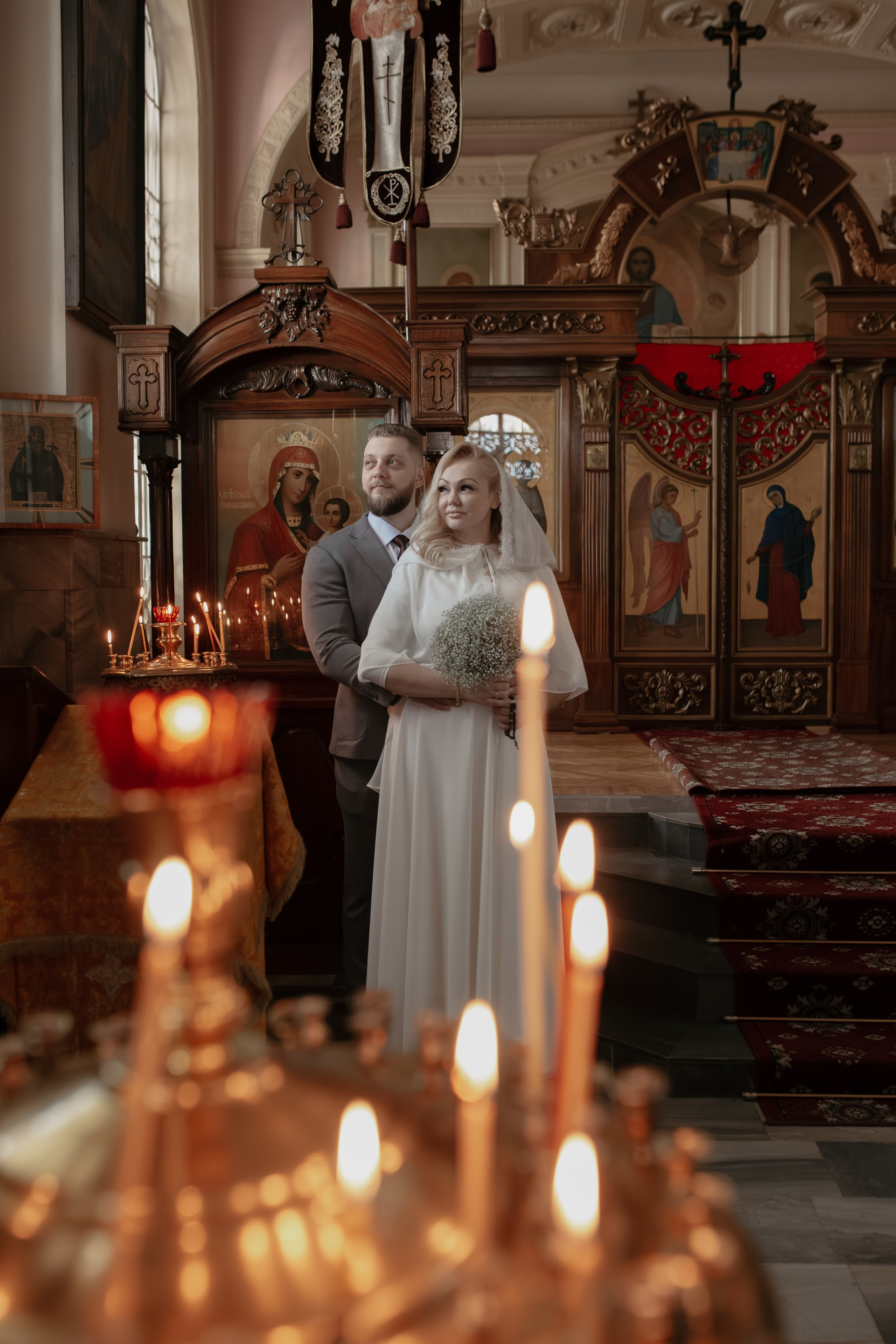 жених и невеста в приделе святителя Пантелеимона в Успенском кафедральном соборе Ташкента
