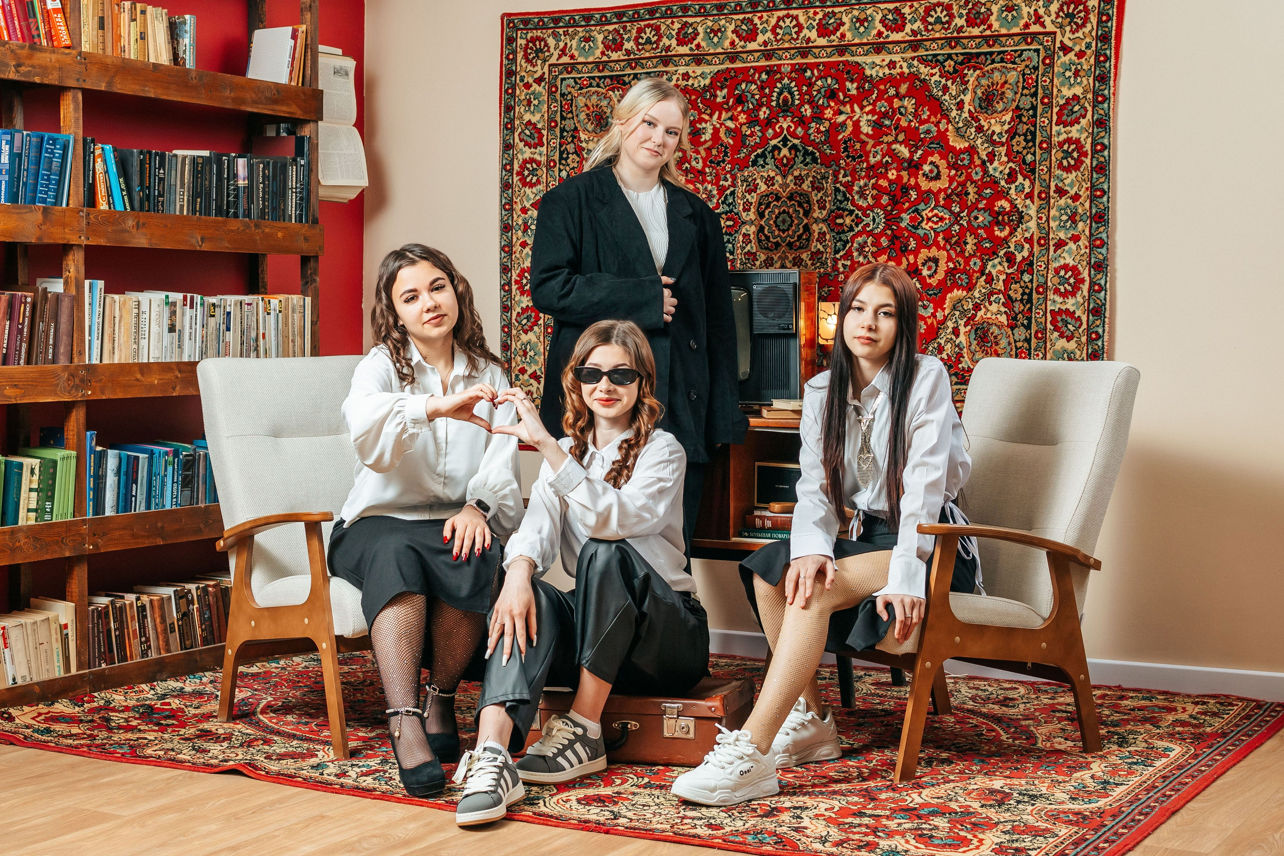 Студия школьной фотографии. Фотостудия выпускных альбомов в Твери. Студия школьной фотографии в Твери. Выпускные альбомы в Твери