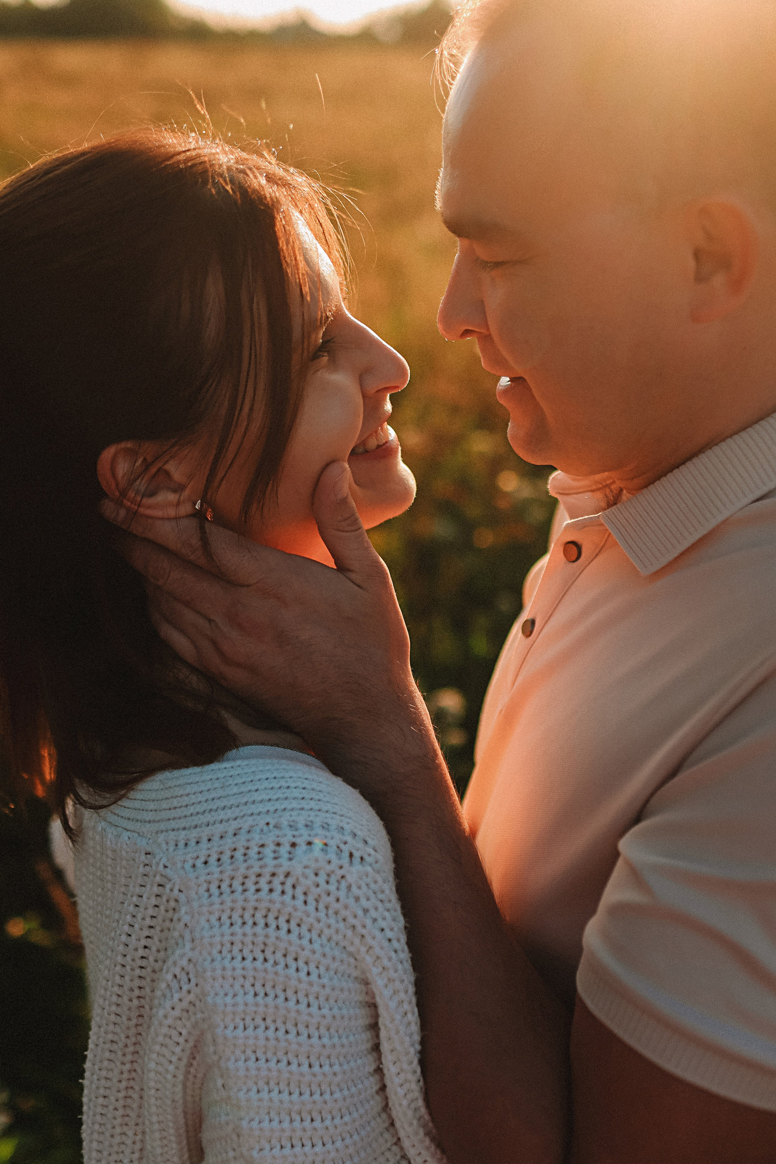 Поле love story на закате. Семейный фотограф Тюмень, фотограф на роды Салмина Мария