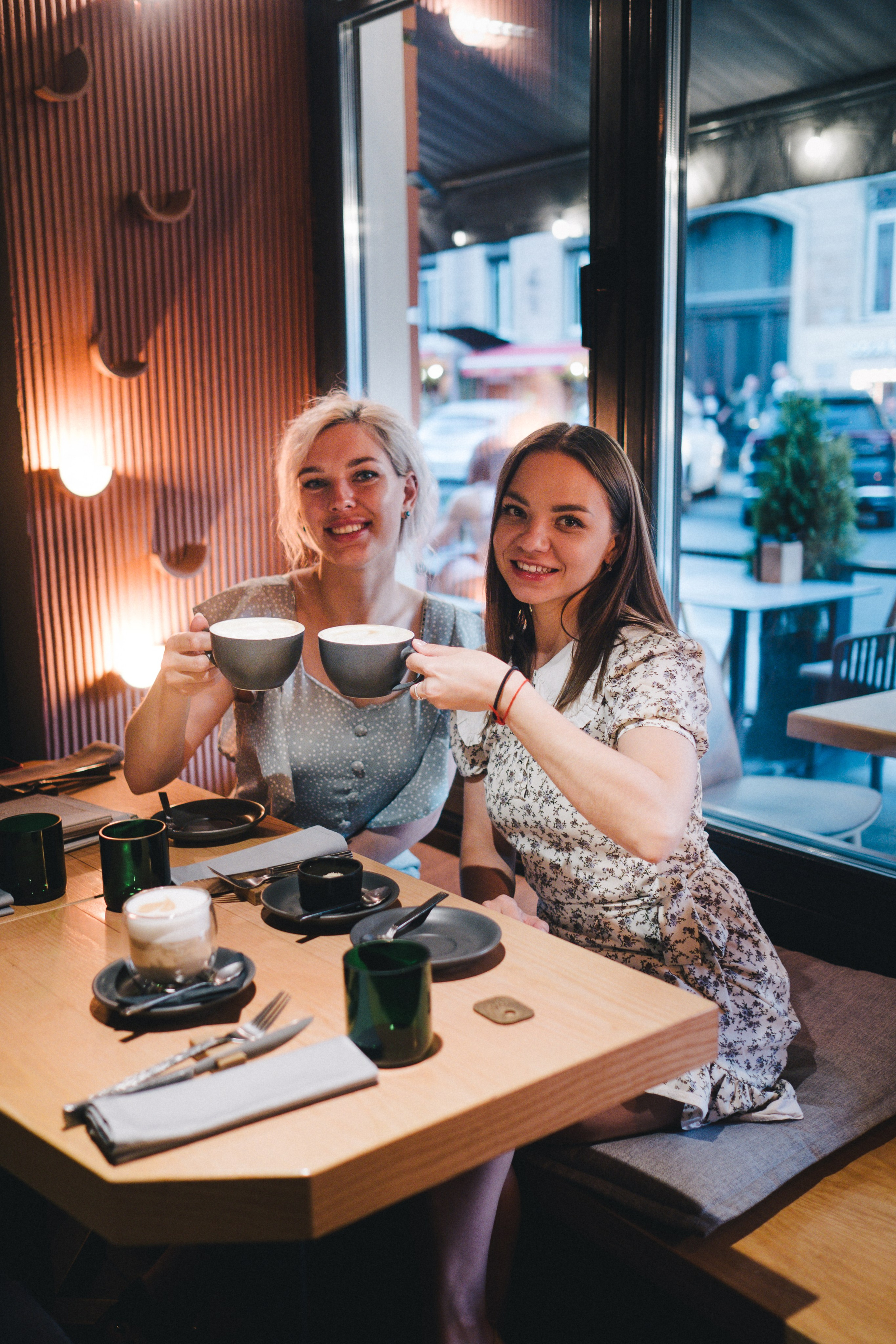 Встреча подруг. Репортажный фотограф в Санкт-Петербурге. Фотограф на мероприятие в СПБ