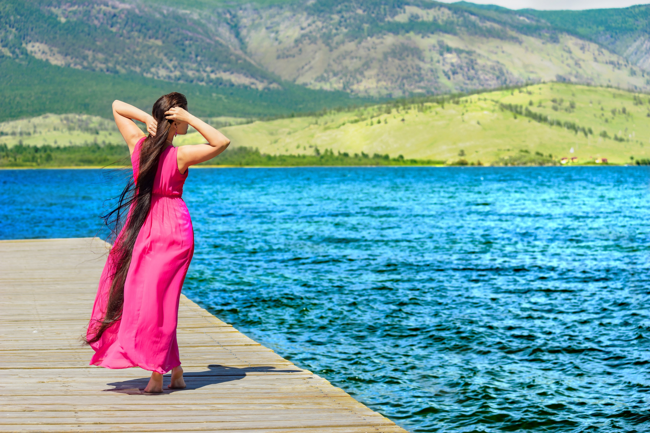 Девушка в шифоновом платье фуксия малиновое с длинными волосами. Ольга Ли свадебный семейный фотограф Иркутск