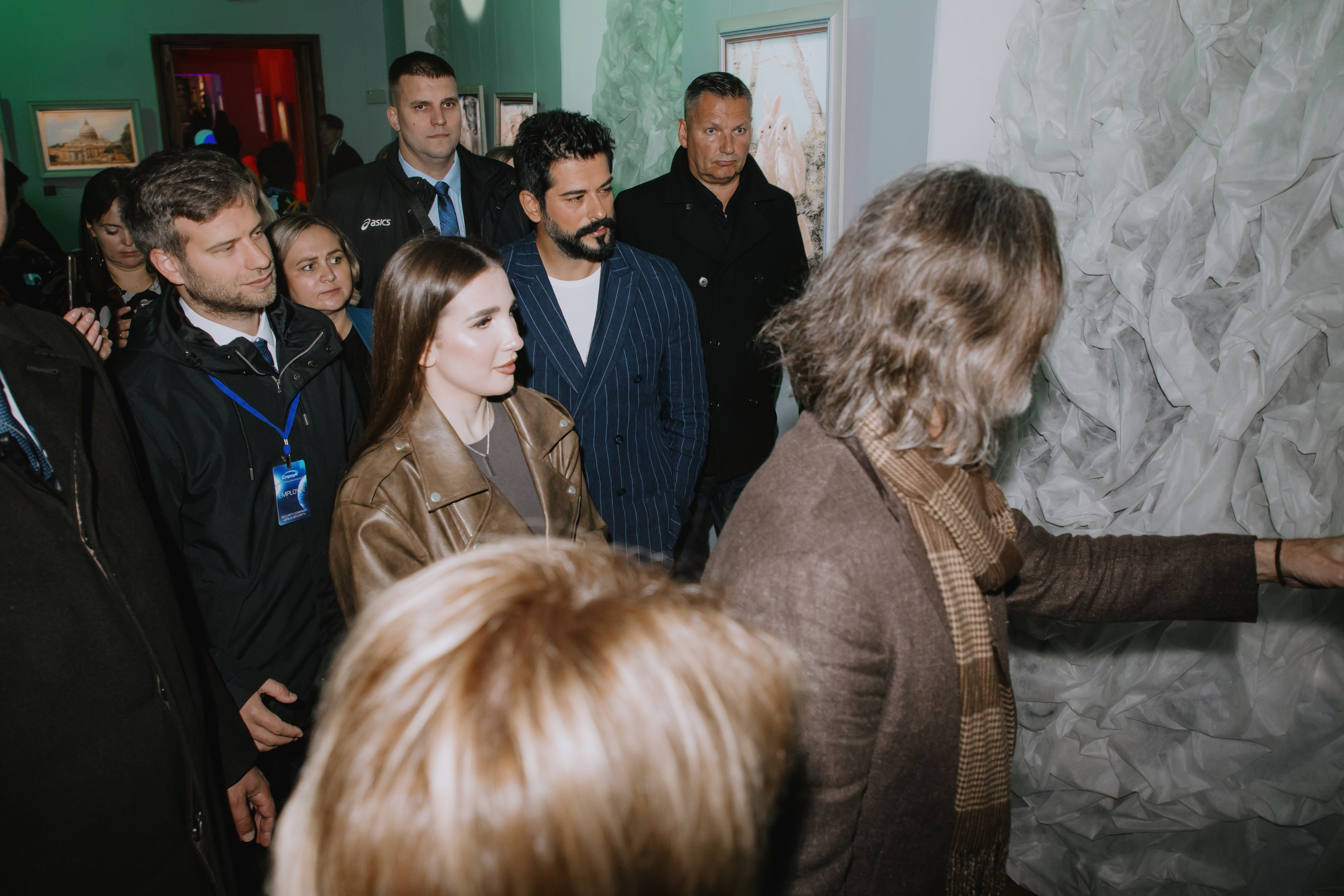 Бурак Озчивит посетил выставку Никаса Сафронова. Фотограф в Москве и Санкт-Петербурге Дарина