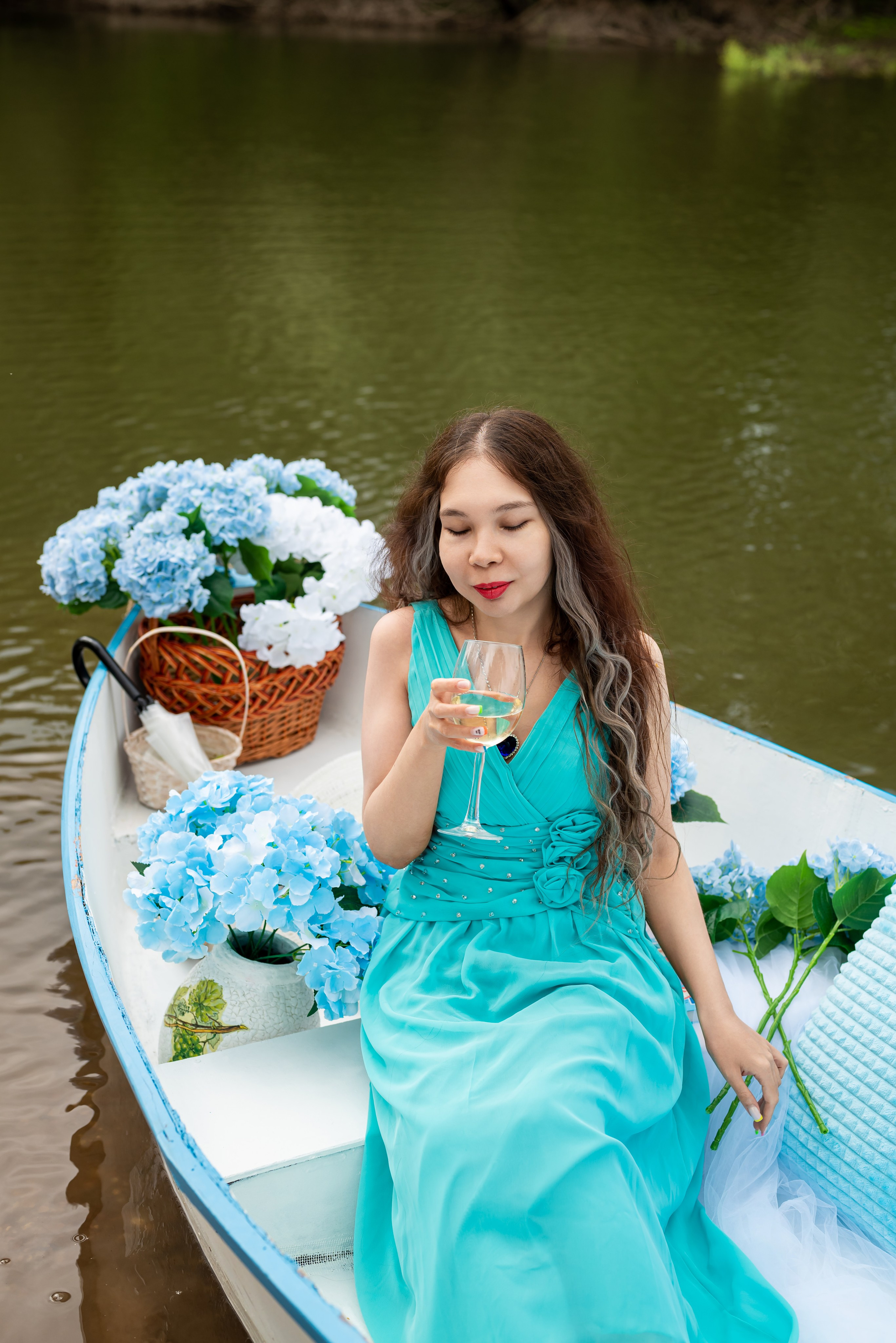 Фотопроект на лодке с голубыми гортензиями. Фотограф в городе Салават