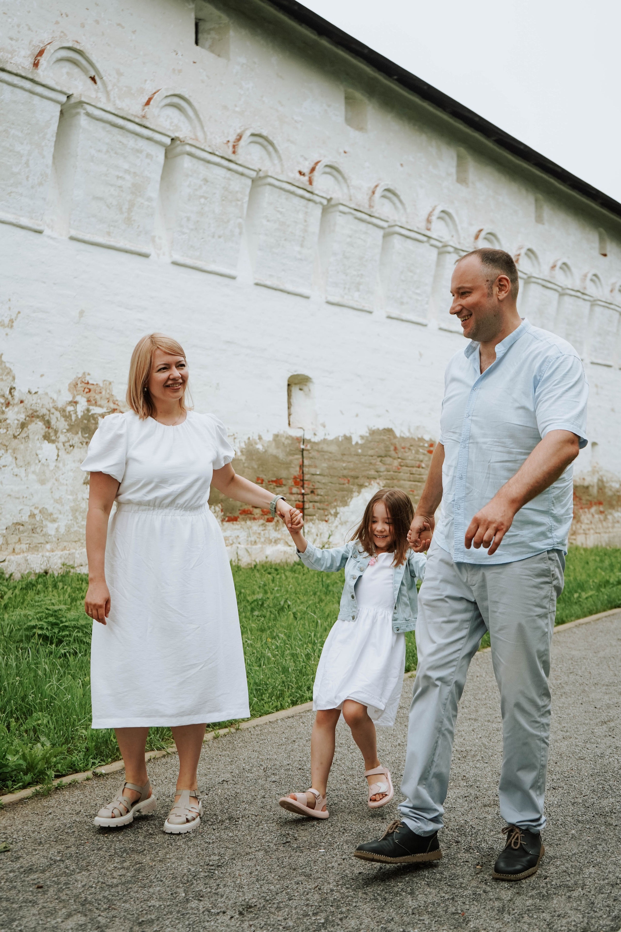 Оля, Игорь и Алина