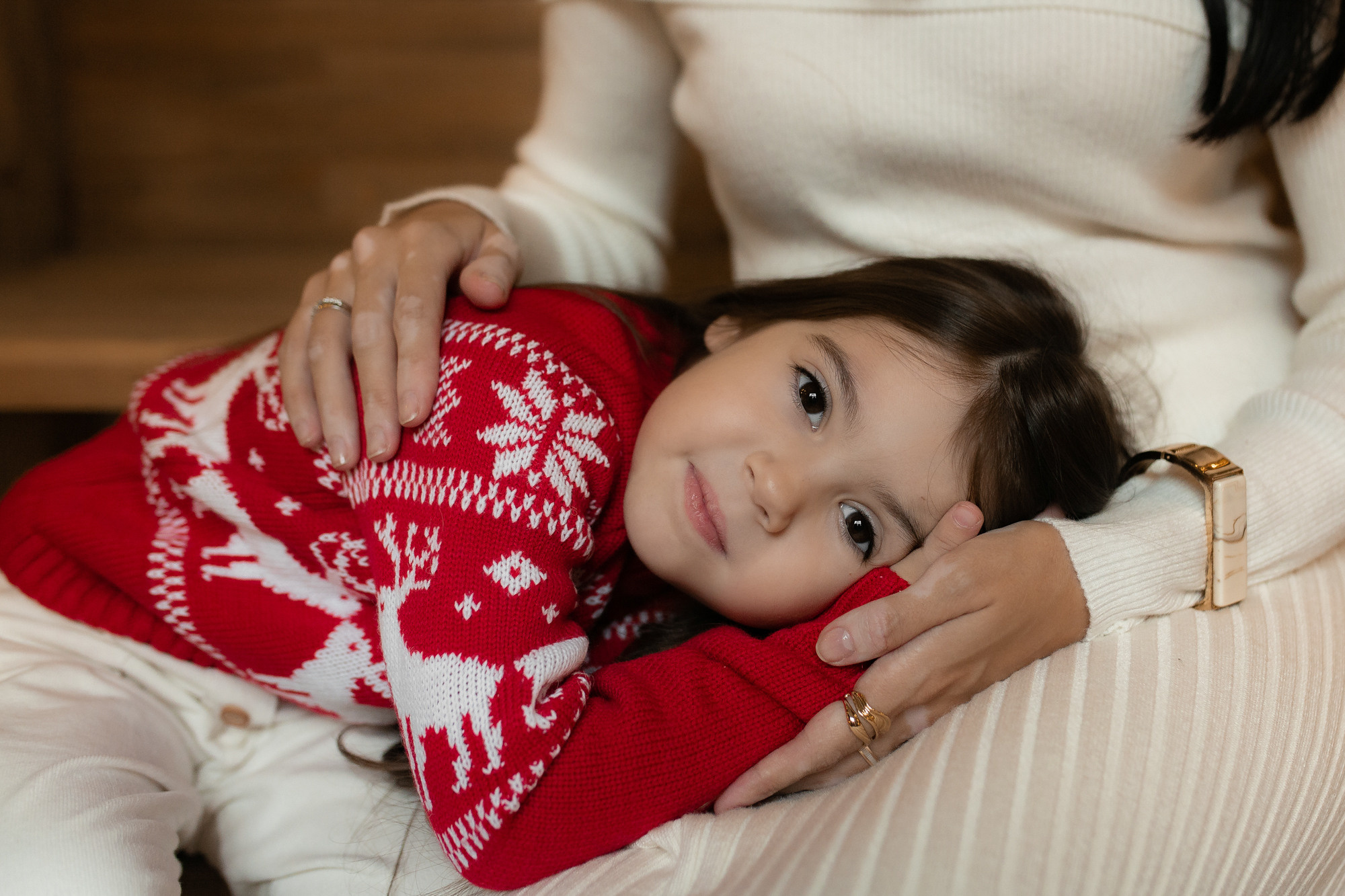 Фотограф на новогоднюю фотосессию, портрет девочки в студии 