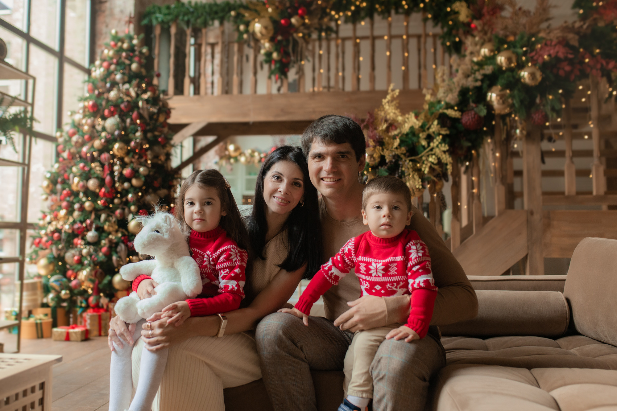 новогодняя фотосессия в студии, семейная, мама, папа сын и дочь, новый год 2024