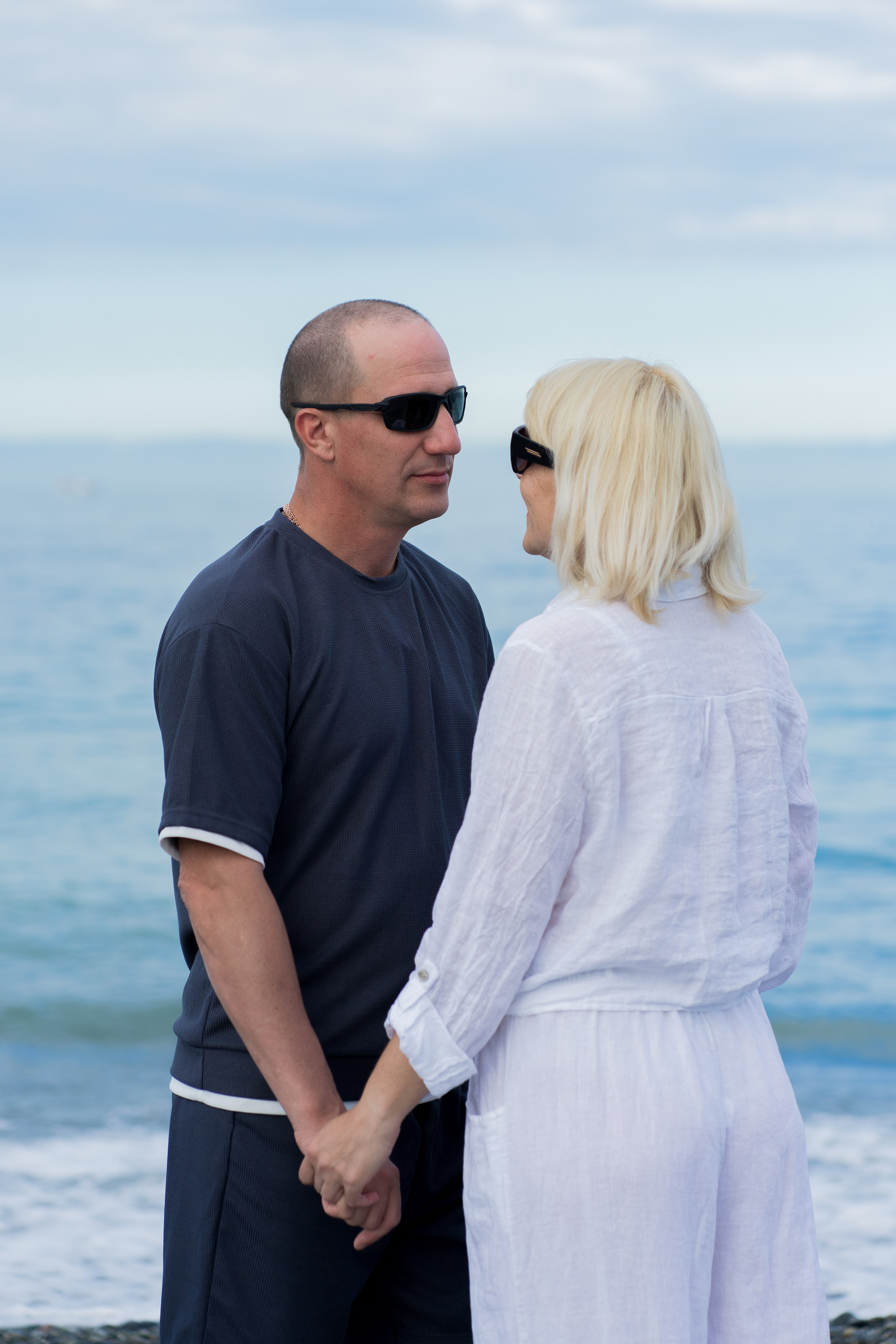 Утренняя съемка пары на море и набережной в Адлере. Фотограф в Сочи Тиунова Маргарита и Тиунов Евгений