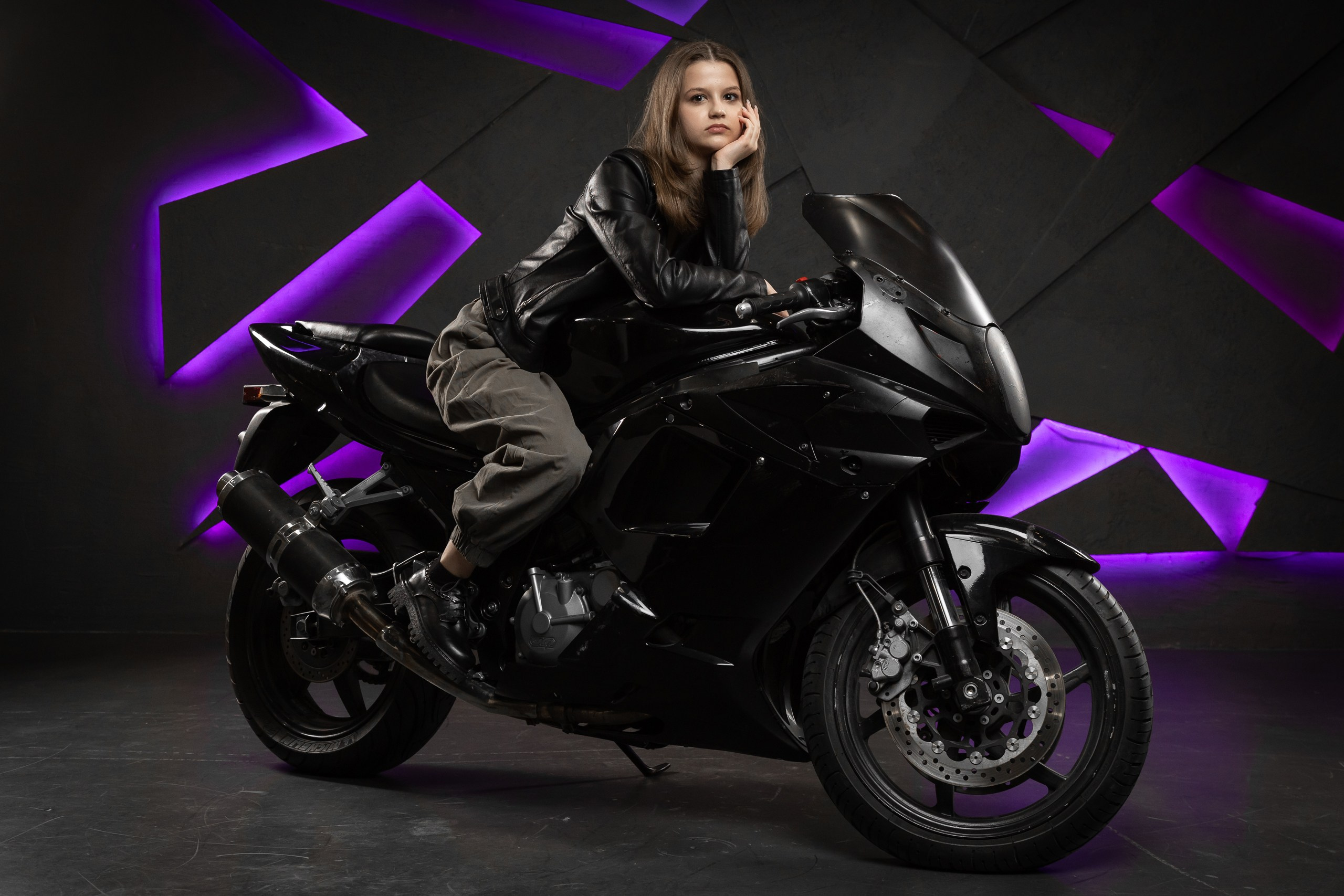 Фотосессия в студии с мотоциклом и доберманами. Фотограф в Санкт-Петербурге — Сергей Петров