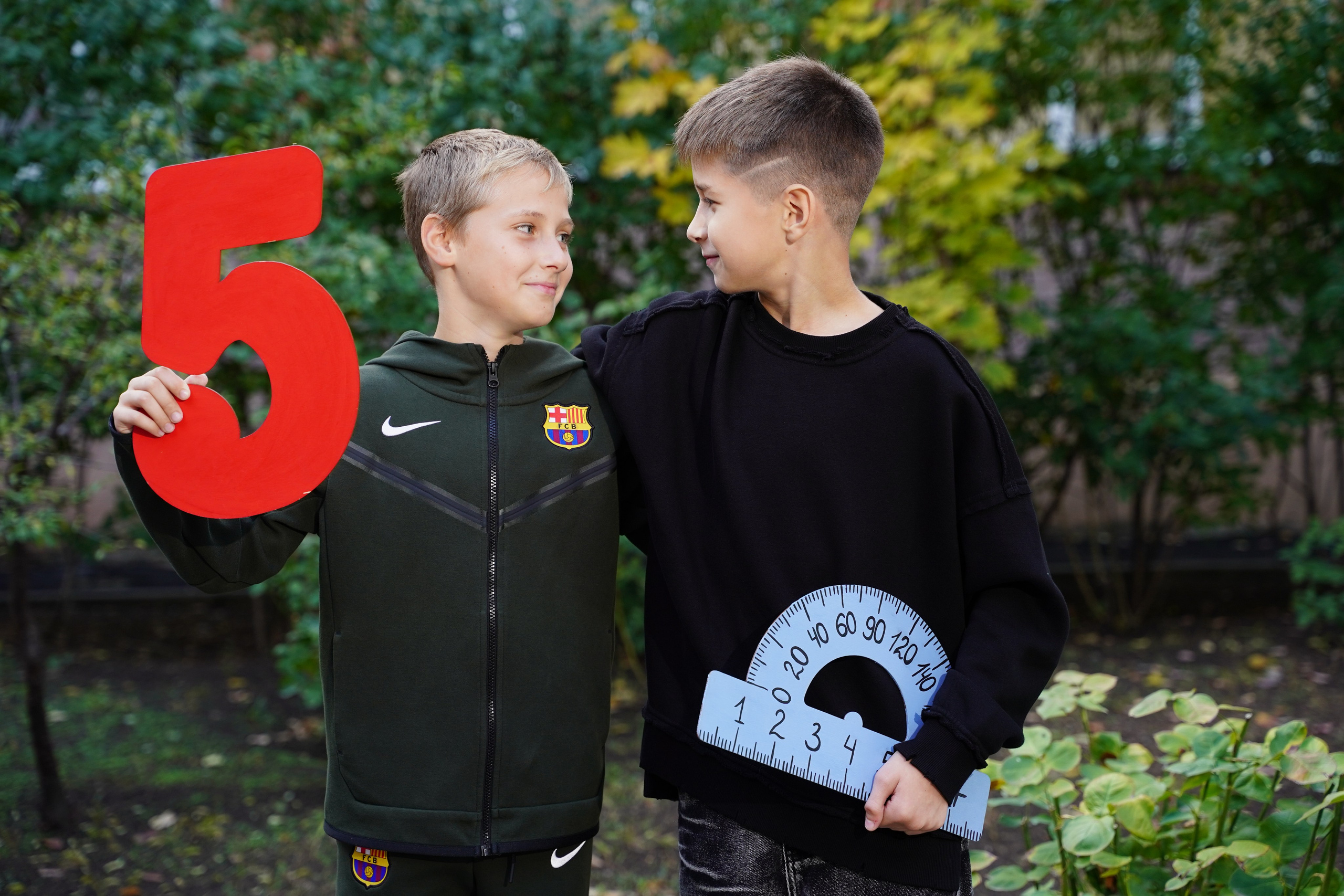 Фото с другом. MEMENTO.Выпускные альбомы, школьные, юбилейные и другие книги. Ростов-на-Дону