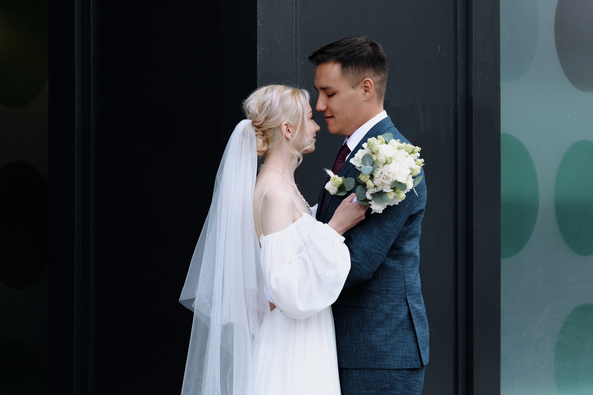 Свадебный фотограф в Тюмени — Фотосессия Тимура и Лизы в городском стиле. Портретный фотограф Тюмень Дарья Мустафина