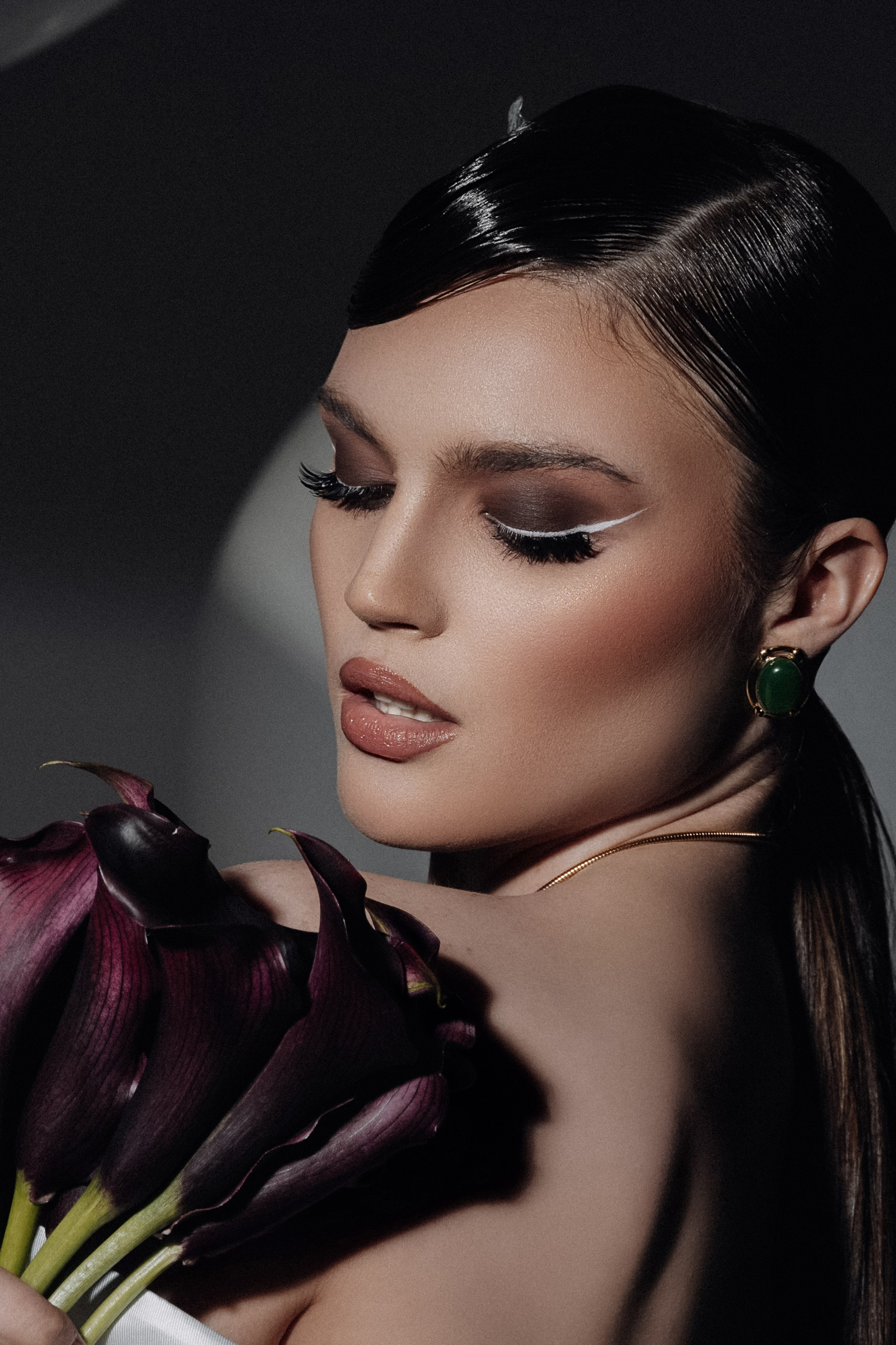 женский портрет с цветами 