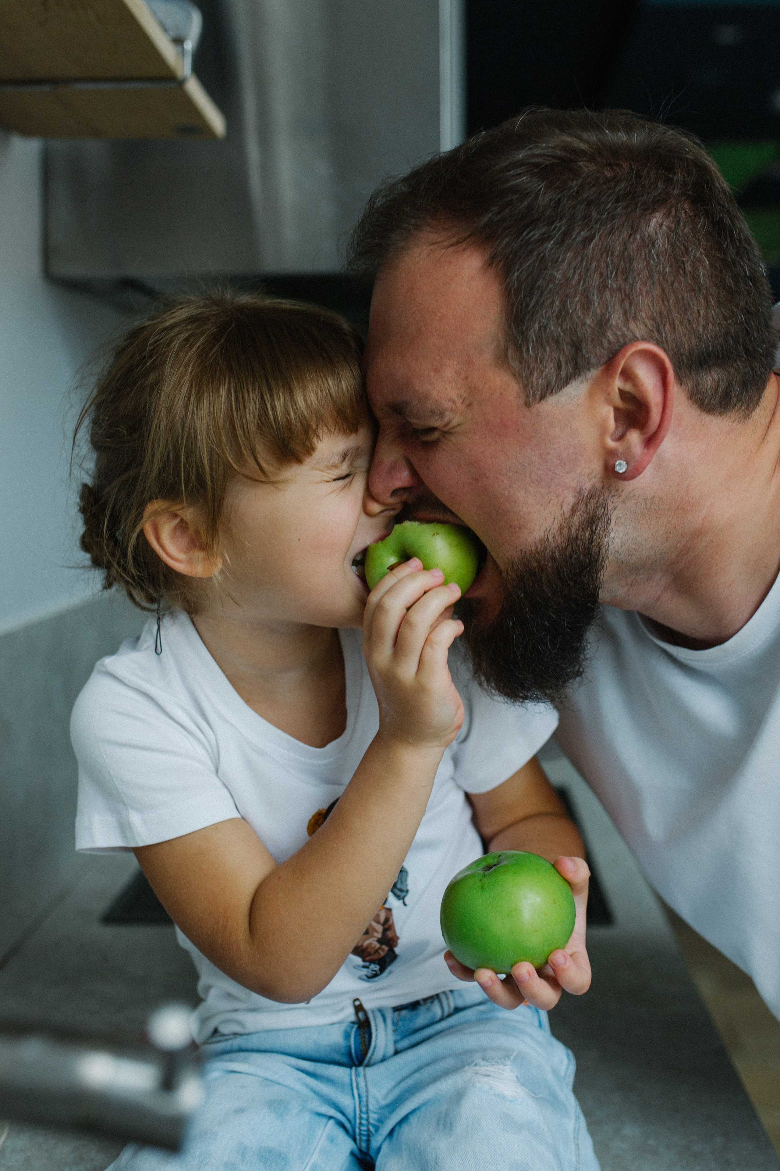 Купание с танцами на столе. Фотограф Оля Батист