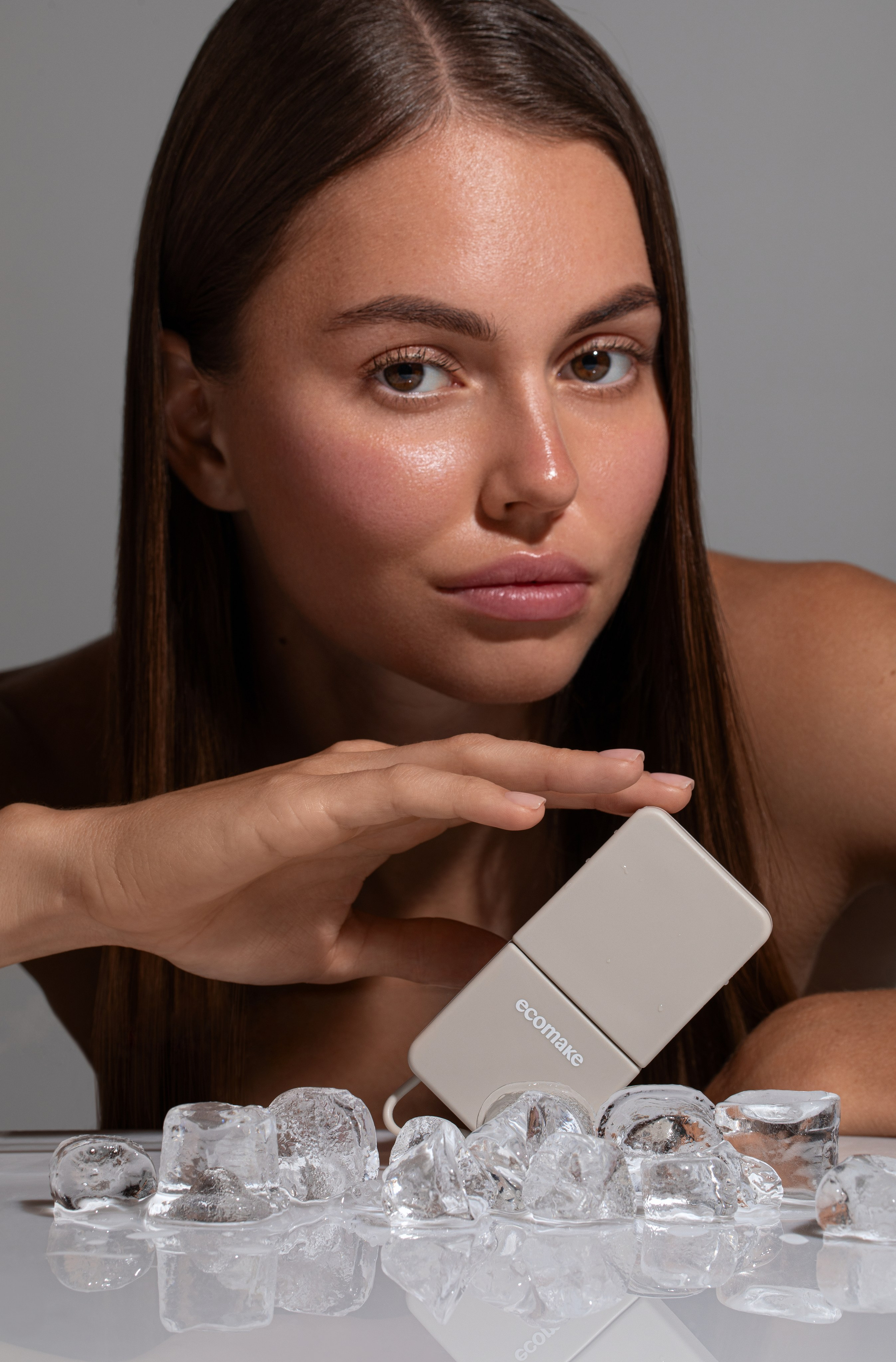 Изображение продукта с моделью в кадре (тело, руки, лицо, волосы и тд). Рекламный фотограф Ксения Вершинина | Москва