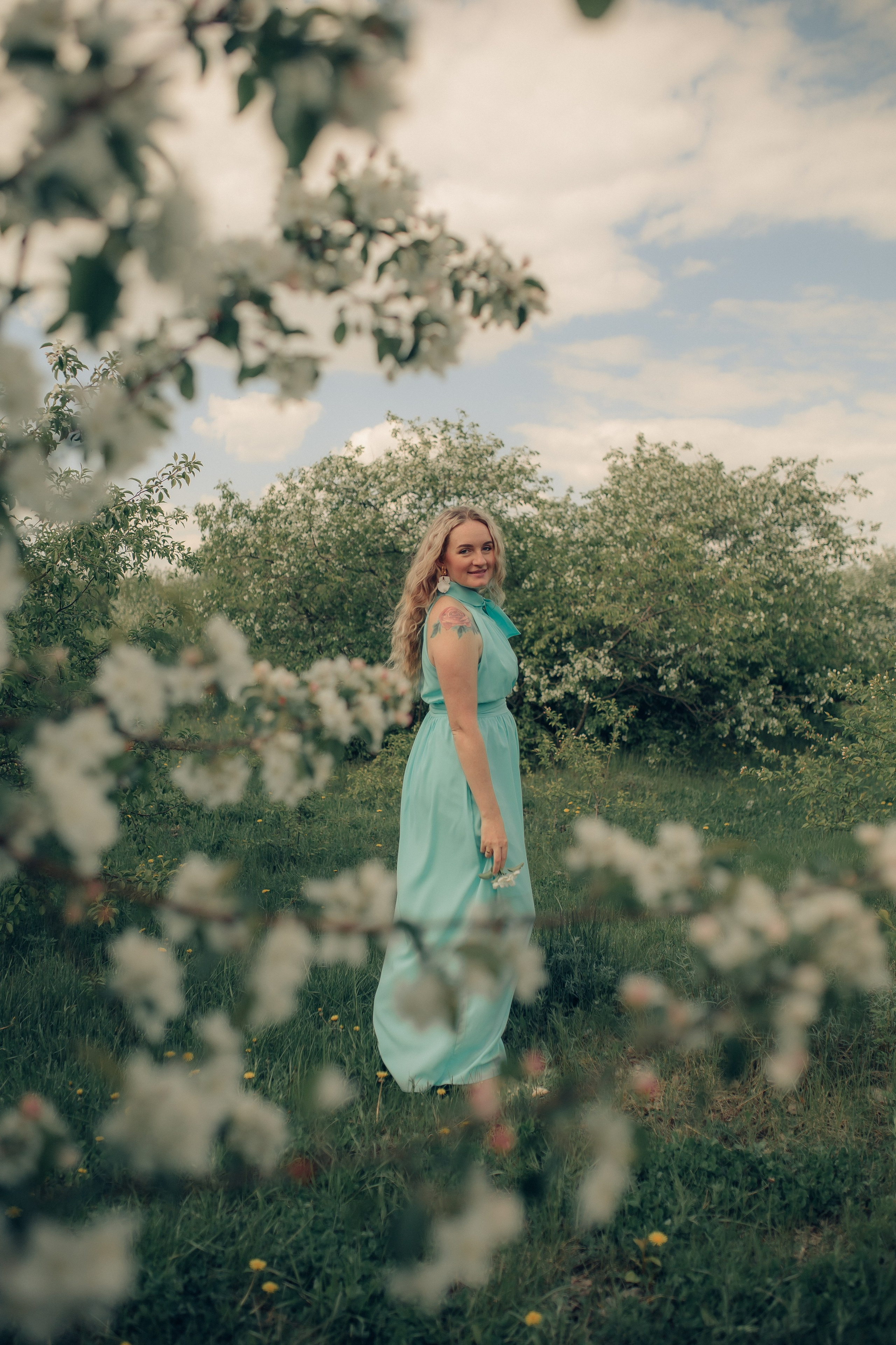 Маргарита в цветущих яблонях. Фотограф в Челябинске Филимонова Дарья