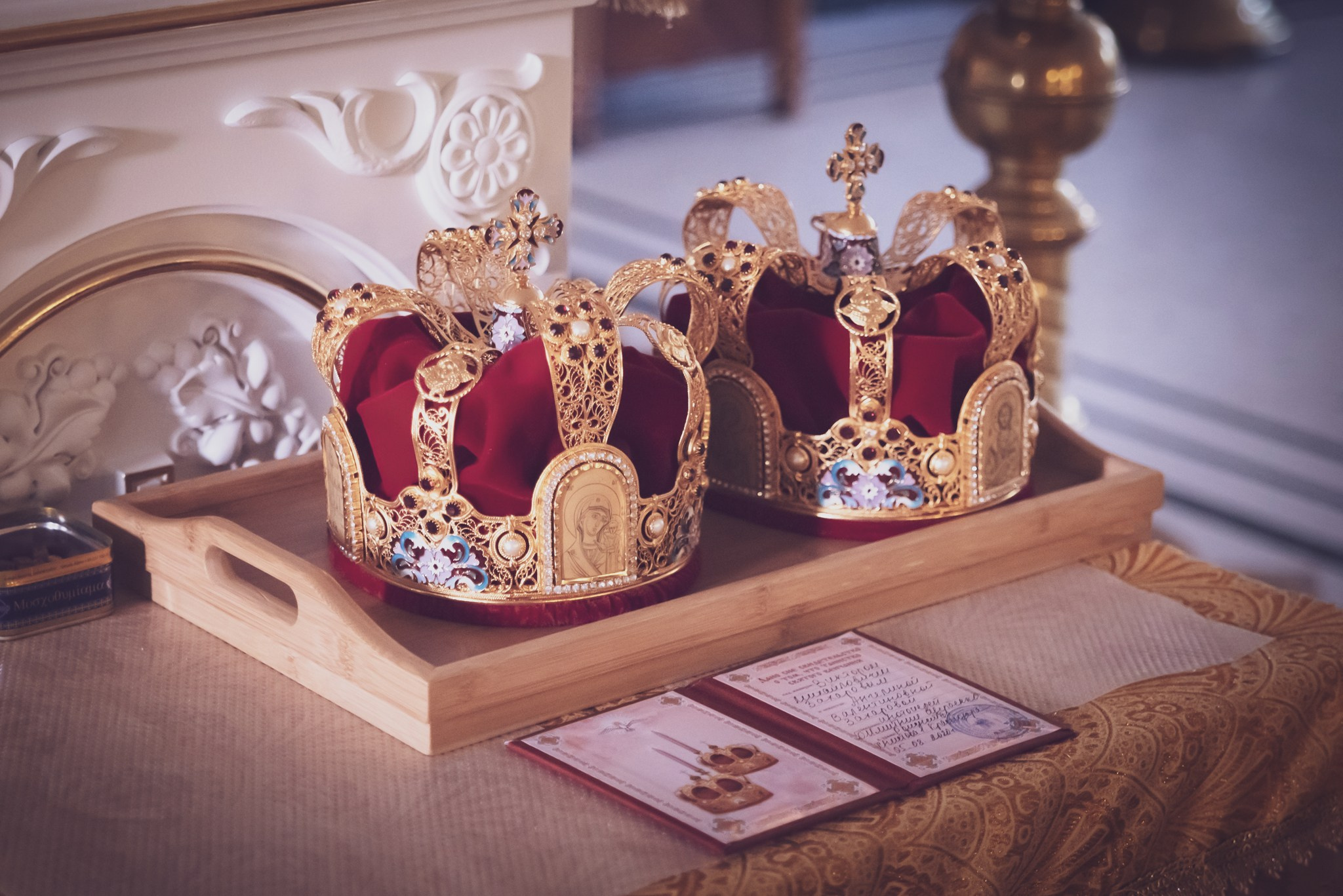 Венчальные короны на подносе в православном храме Краснодара - фотограф Оксана Лавренюк