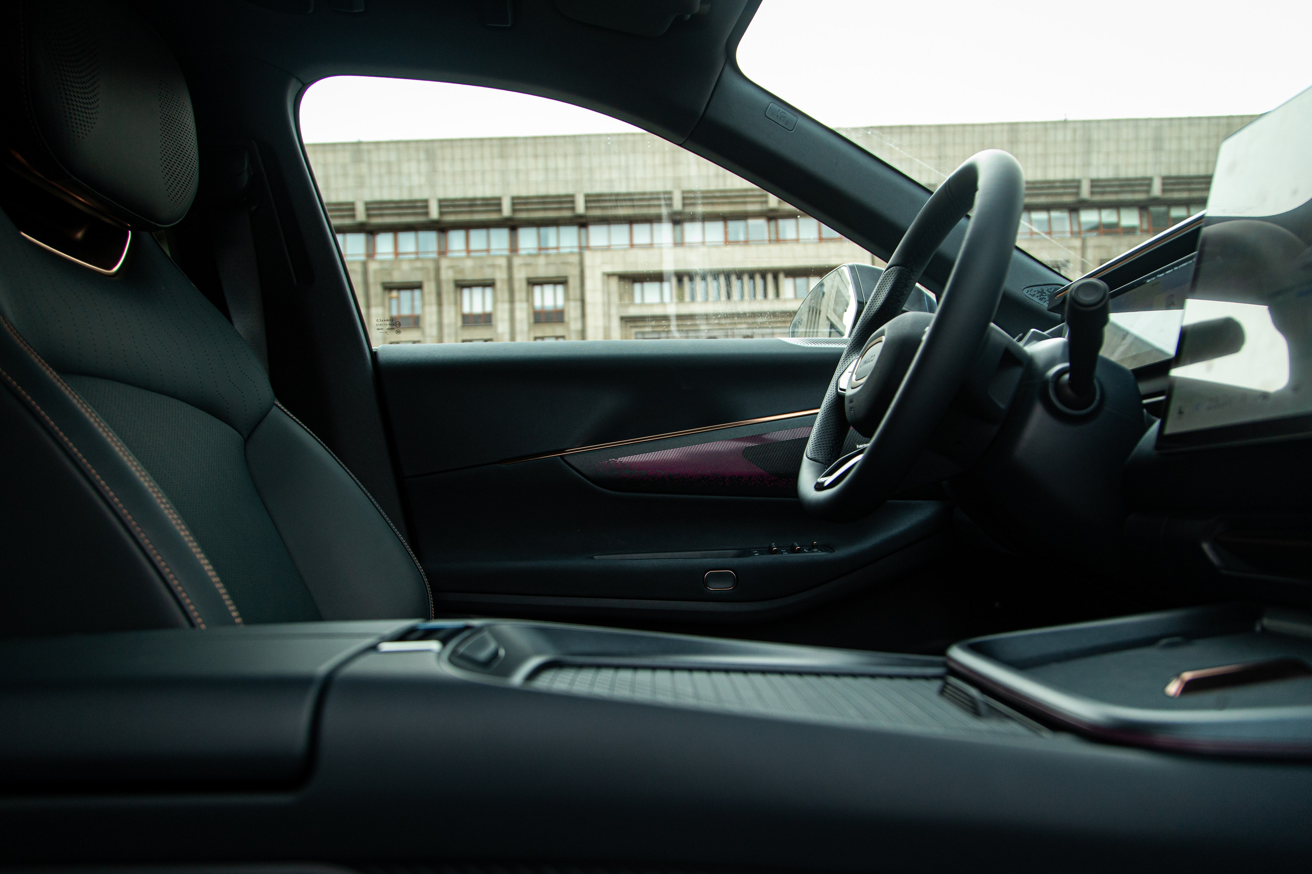 Lynk&Co 08 EM-P. Рекламный и портретный фотограф в Алматы — Серекпаев Танирхан