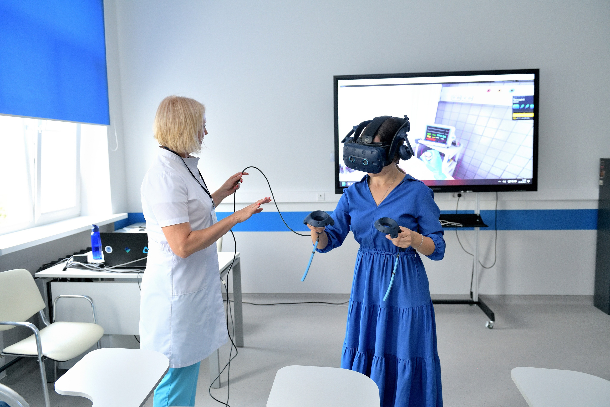 "Занятия в VR-шлемах в медицинском колледже". 