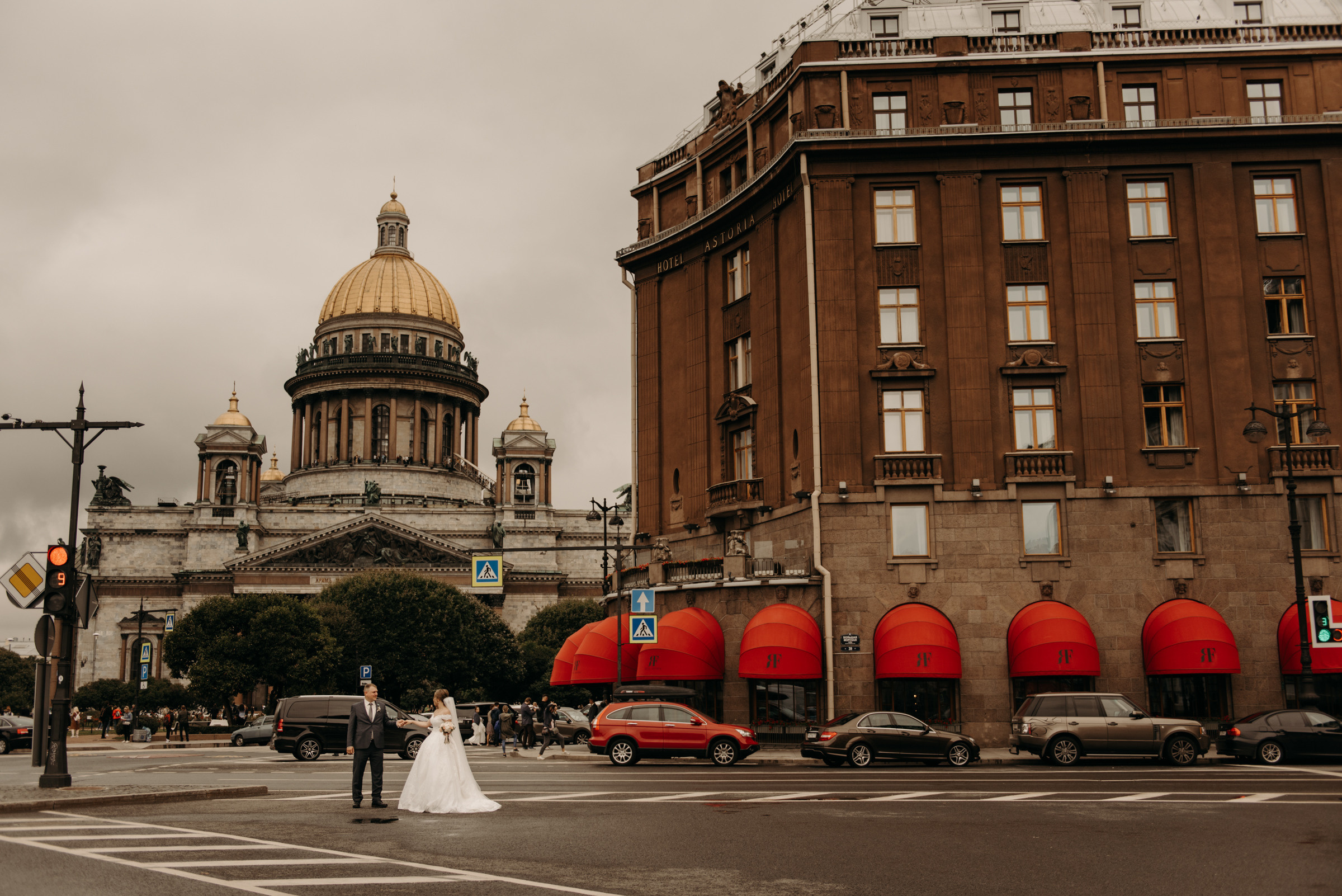 фотограф на свадьбу, свадебная фотосессия у гостиницы Астория