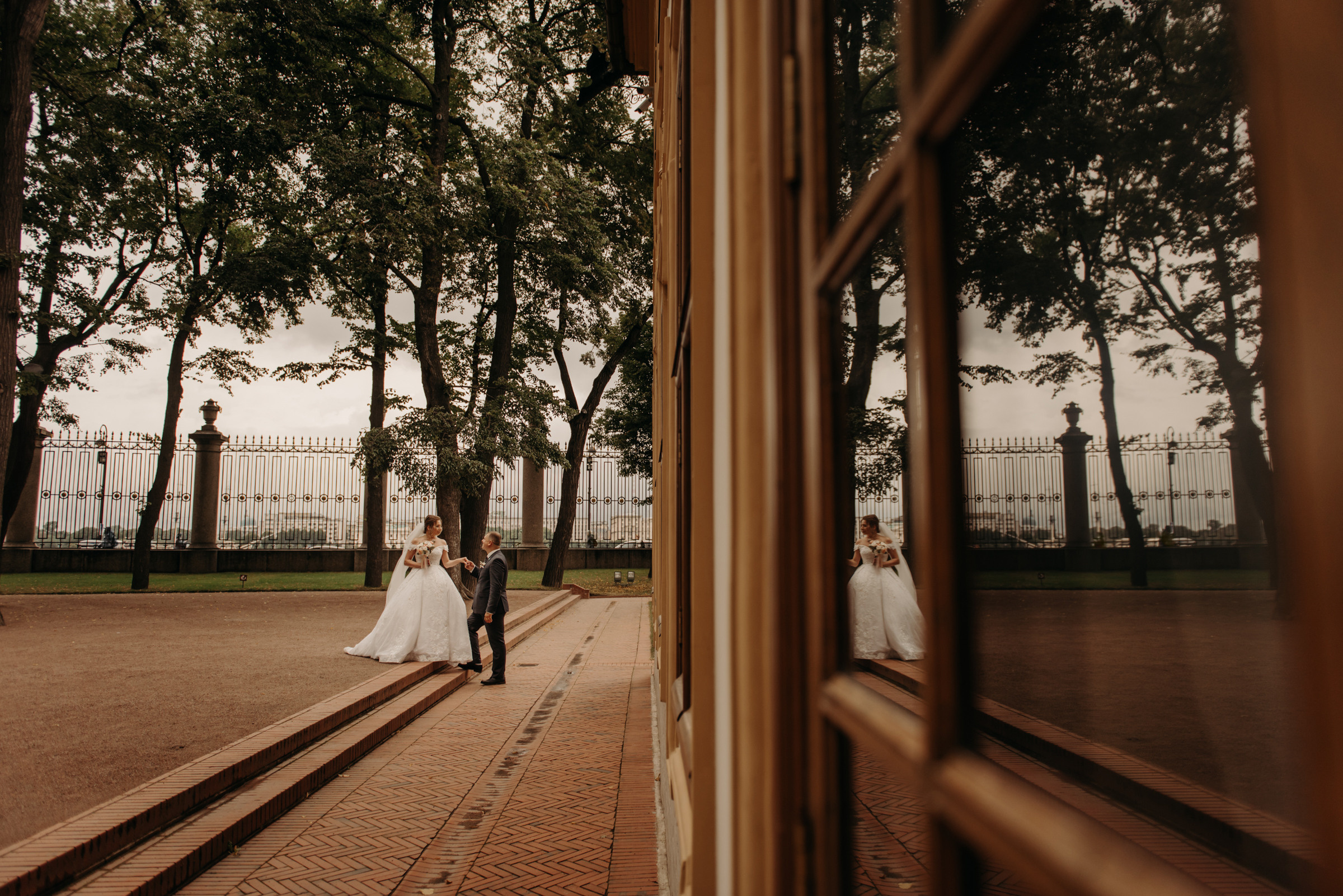 фотограф на свадьбу, свадебная фотосессия у гостиницы Астория