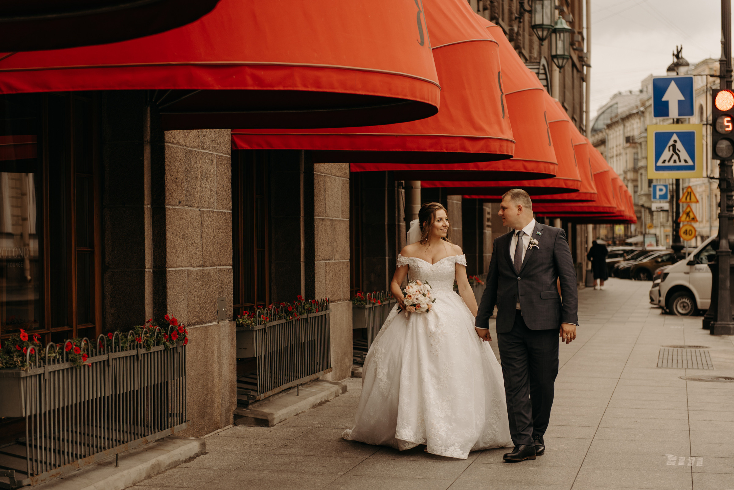 фотограф на свадьбу, свадебная фотосессия у гостиницы Астория