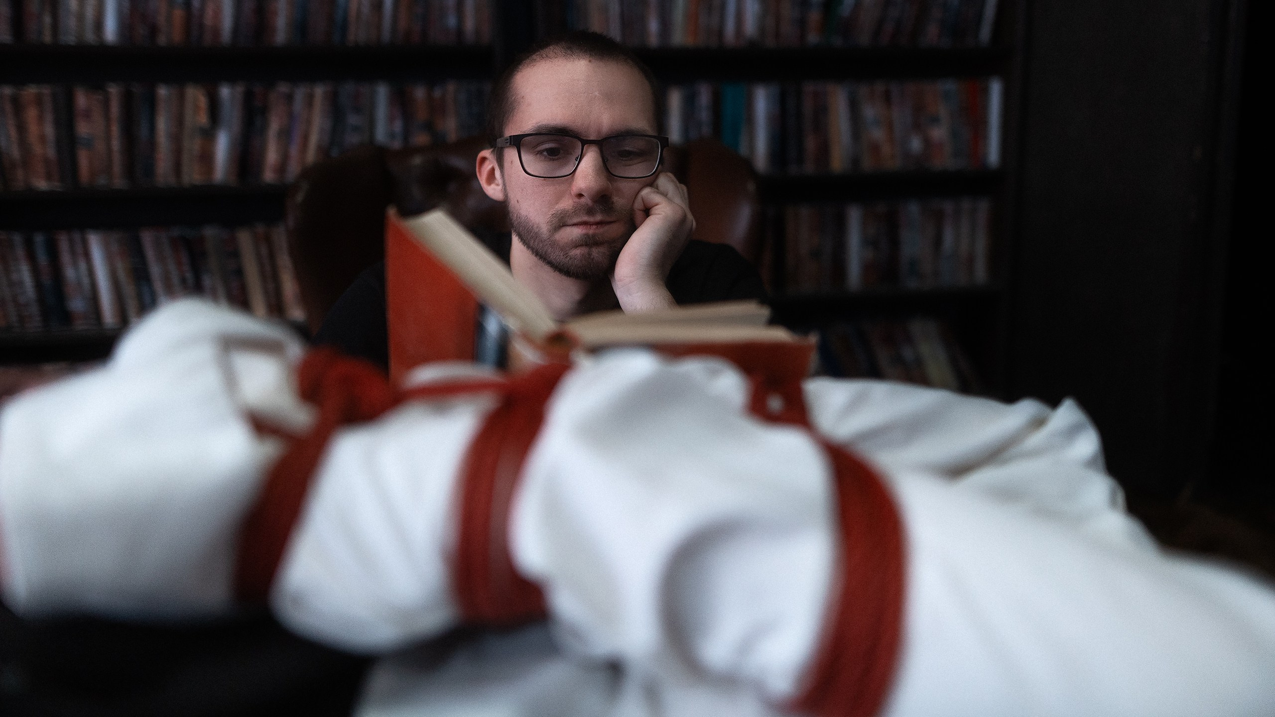 Маша, библиотека. Фотограф Никита Локтионов Москва