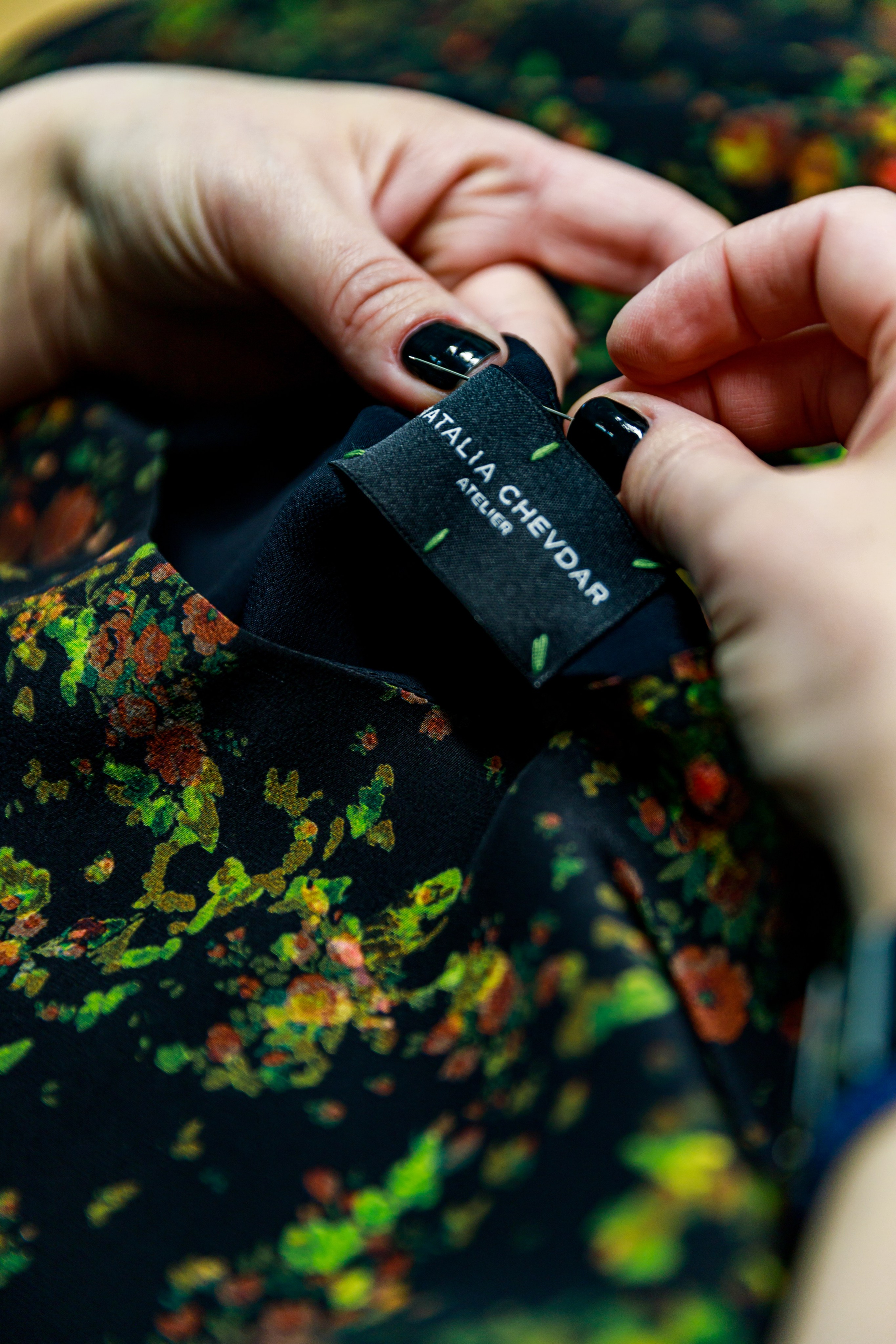 Руки портного на шёлке с цветочным принтом, ярлык ателье Natalia Chevdar, документальная съёмка в Екатеринбурге, фотограф Илья Антропов