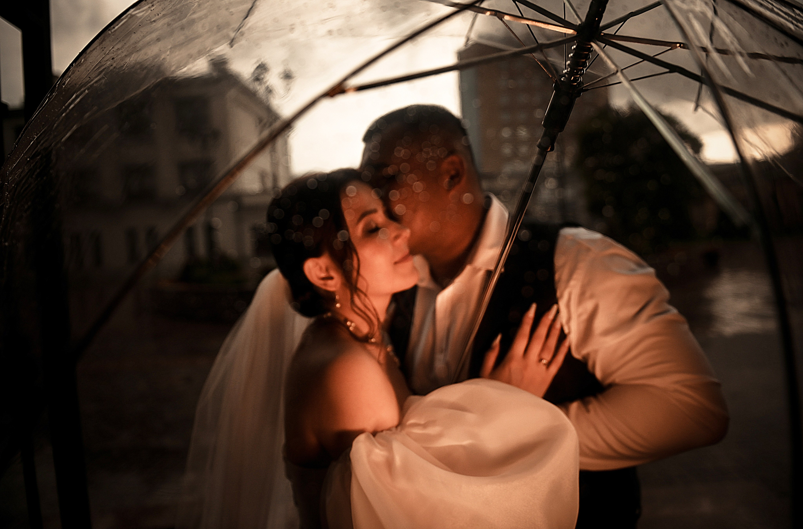 Небольшая свадебная серия в музее и прогулкой под дождем Эльмиры и Ризата. Свадебный, семейный, детский, контент фотограф в Омске Максим Ильин