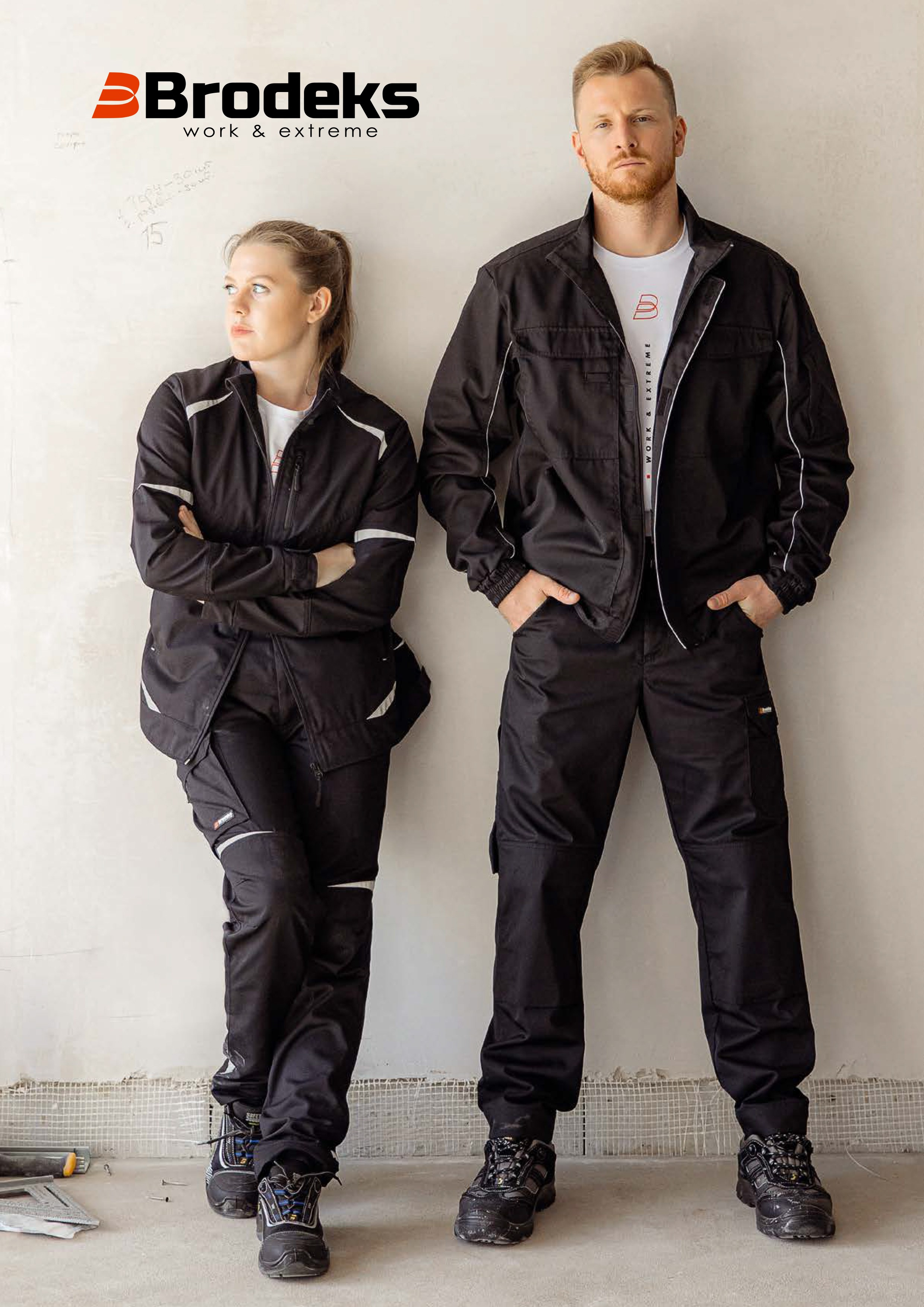 Девушка и мужчина в спецодежде у стены