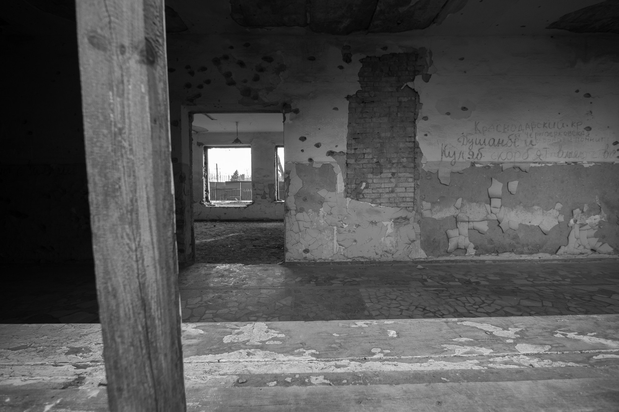 Школа № 1, г. Беслан. Была захвачена террористами 1 сентября 2004 года. Фотограф Алексей Скоробогатько