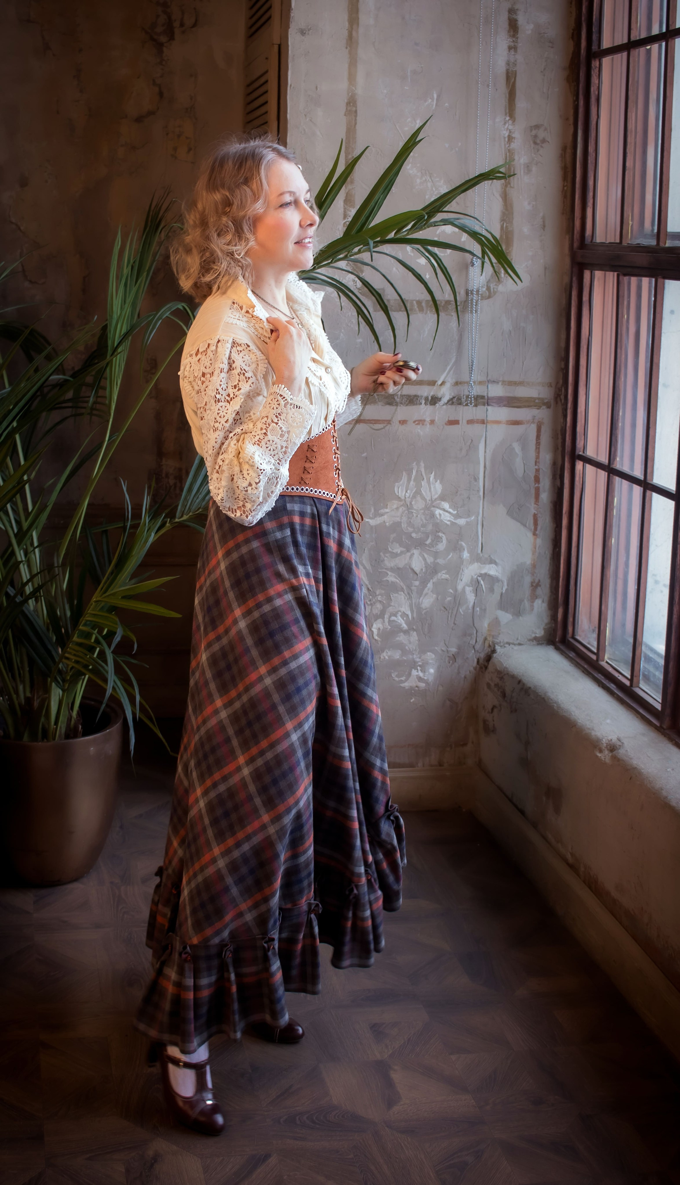 Женщина в историческом костюме XIX века у окна с растением, художественная фотосессия в винтажном интерьере, фотограф Карасёва Елена