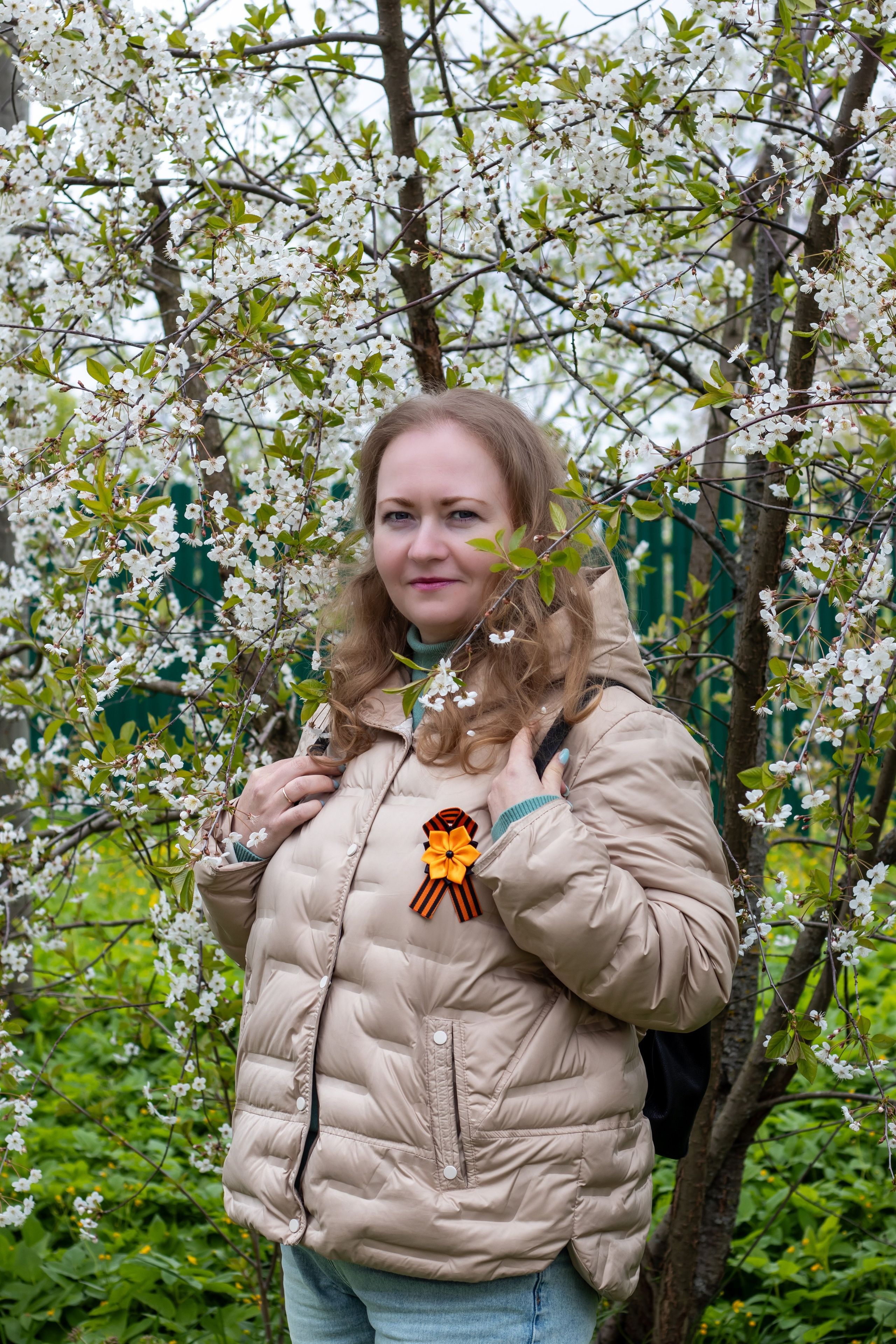 Фотосессия в цветущем саду среди белоснежных цветов вишни Москва прекрасная девушка на фоне цветов