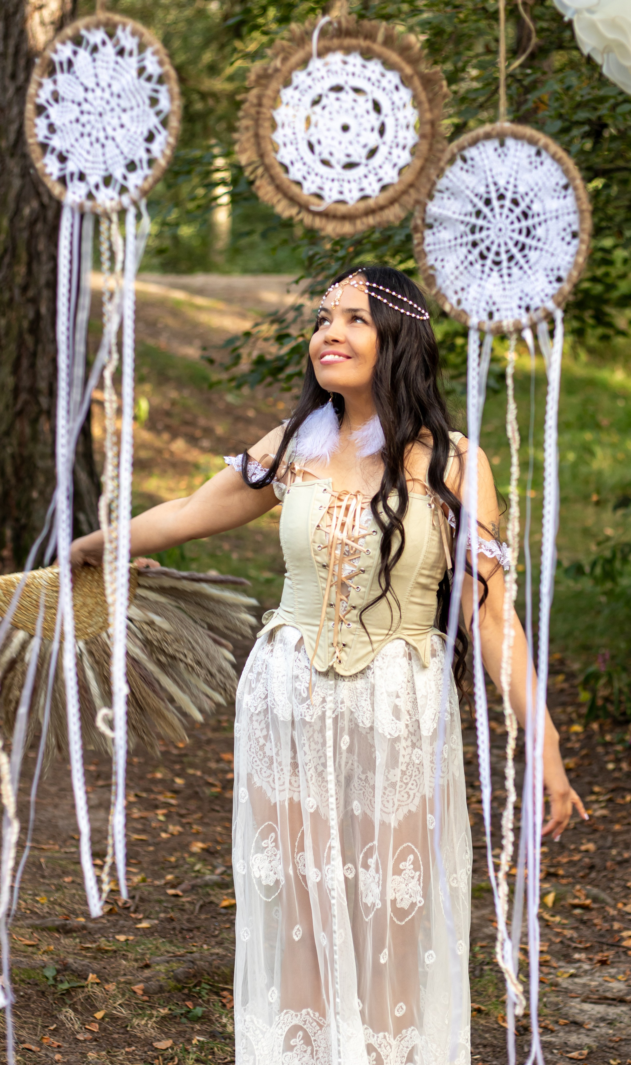 Девушка в кружевном платье, лесная фотосессия в стиле бохо • фотограф Карасёва Елена