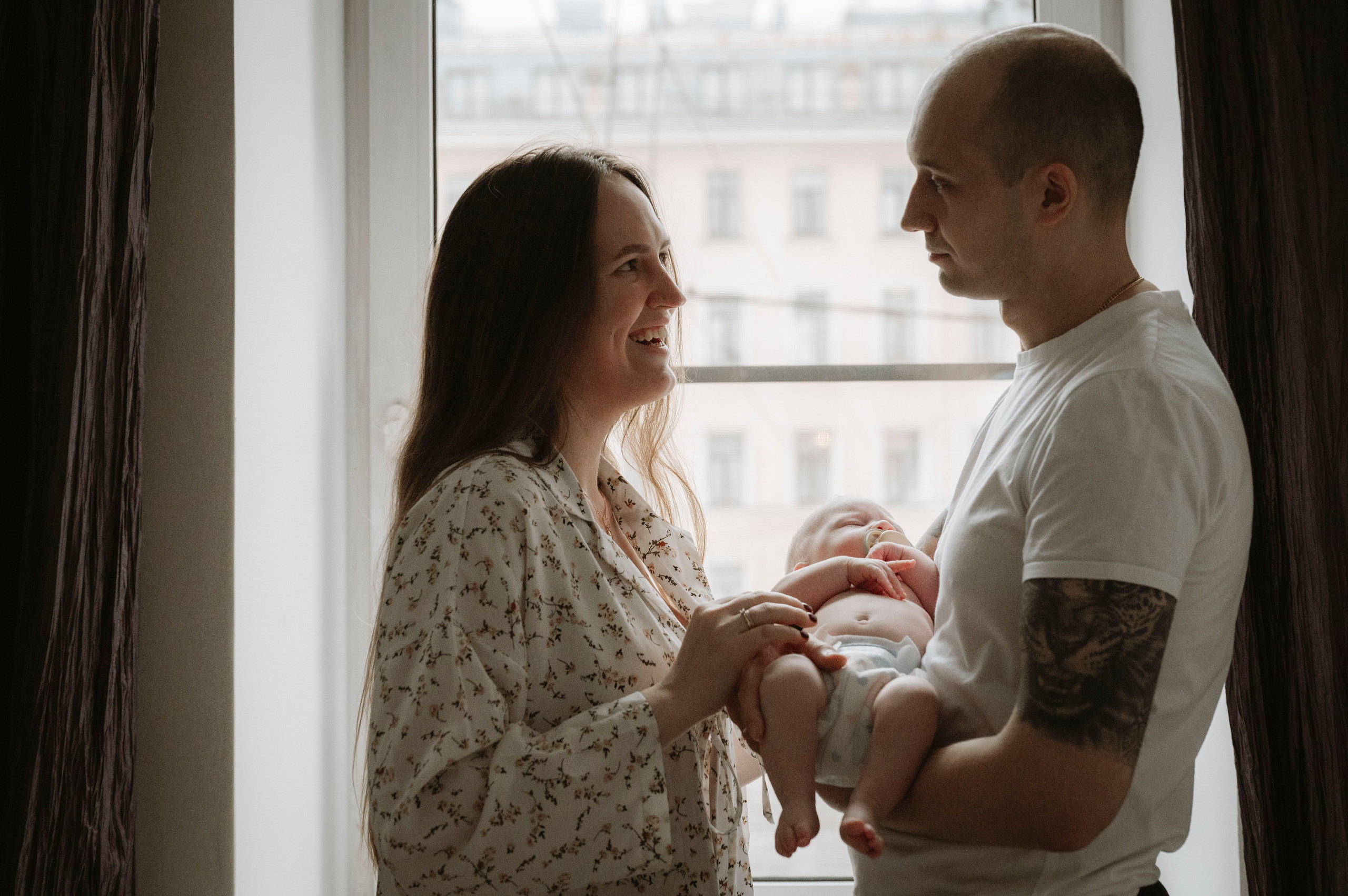 Семейная домашняя фотосессия. Профессиональный фотограф беременности в СПБ. Стильные фотосессии беременности в стиле минимализм и классическая фотография