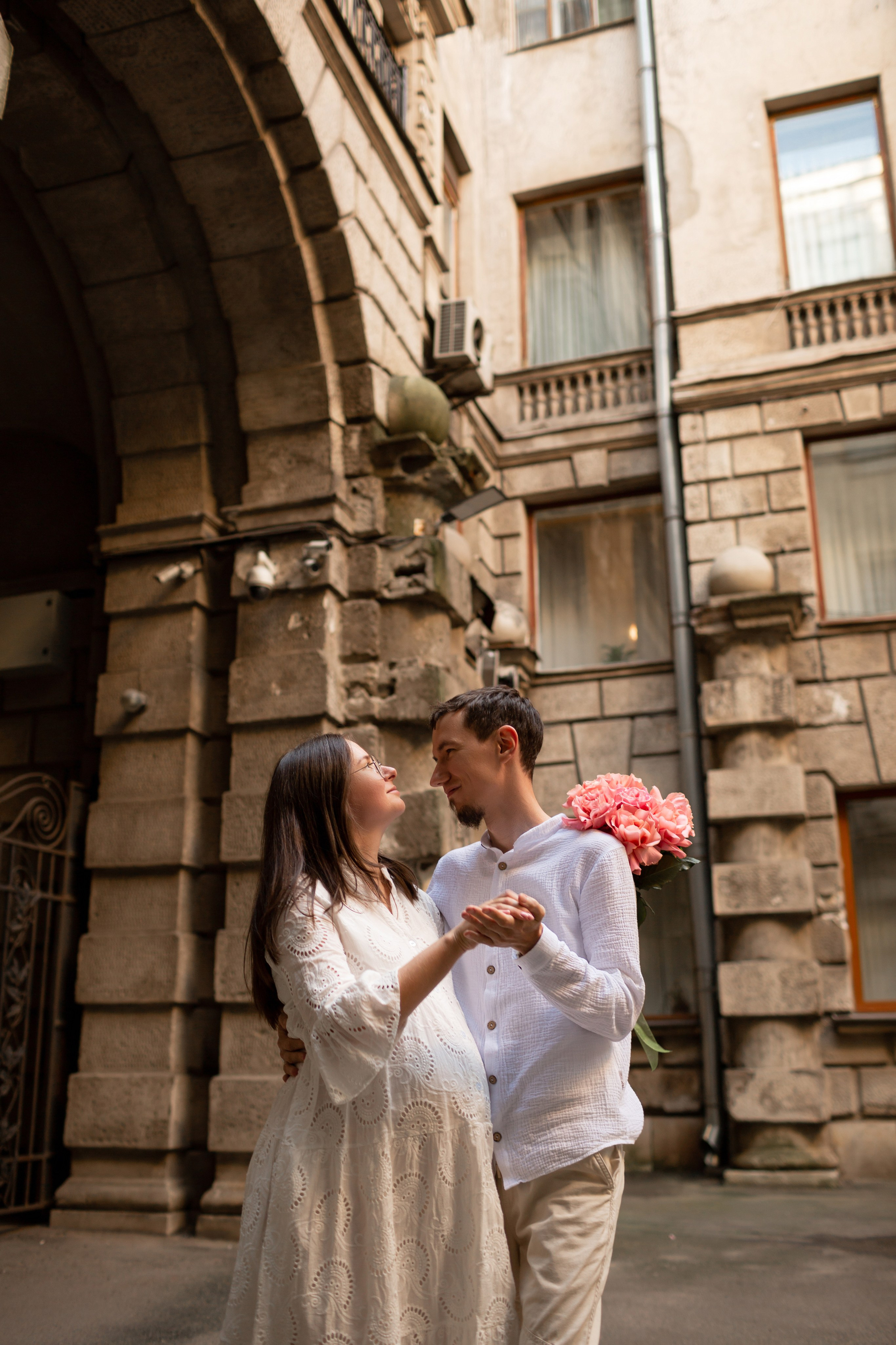 Романтичная фотосессия беременности в дворах Санкт-Петербурга.