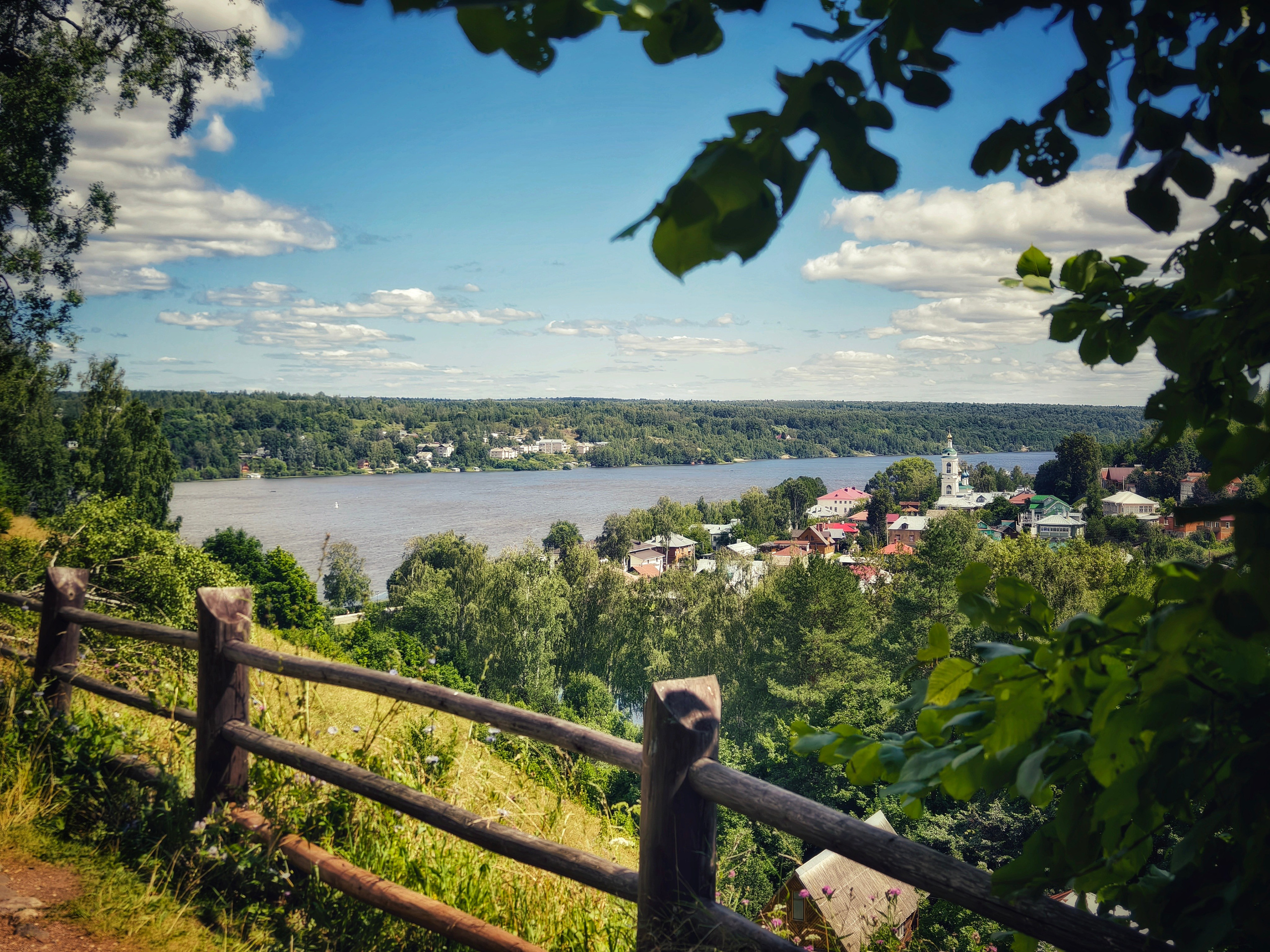 Плёс: фотоальбом о путешествии — Волга, деревянная архитектура, местная кухня и колорит | Летние пейзажи