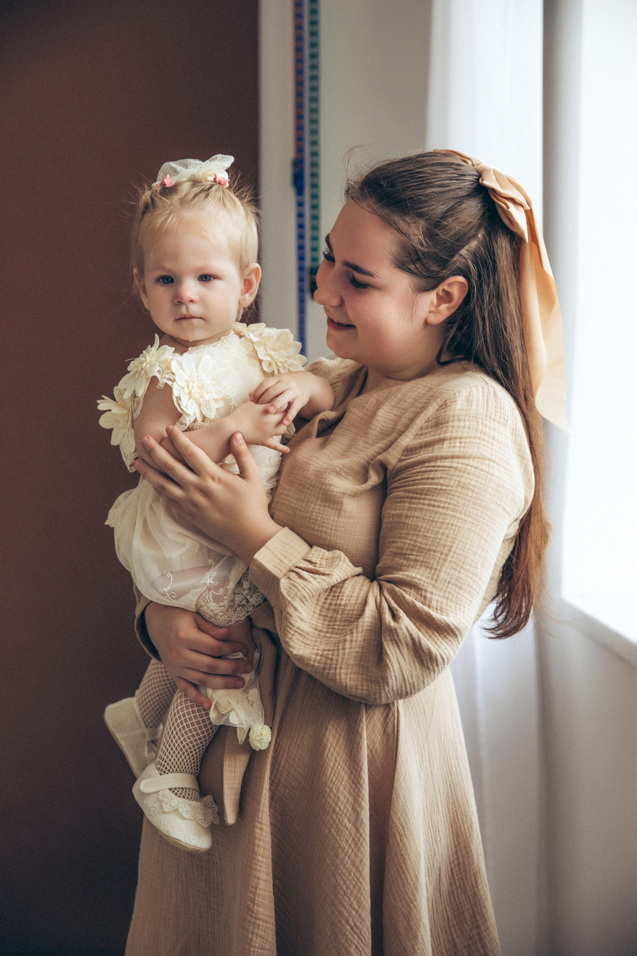 Полина с мамой. Фотограф на крещение в Рязани. Семейный фотограф