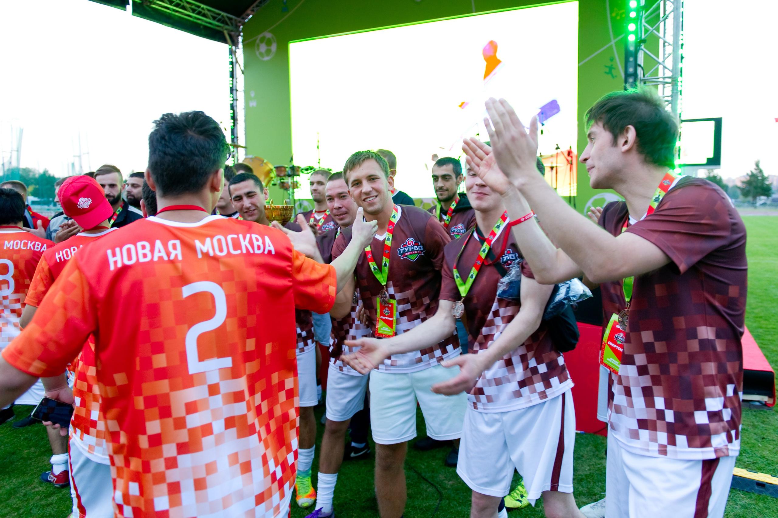 Турбофутбол (корпоративное соревнование «Пятерочки»). Репортажный фотограф и видеограф Слава Думчев. Тимбилдинги, отчетники, корпоративы