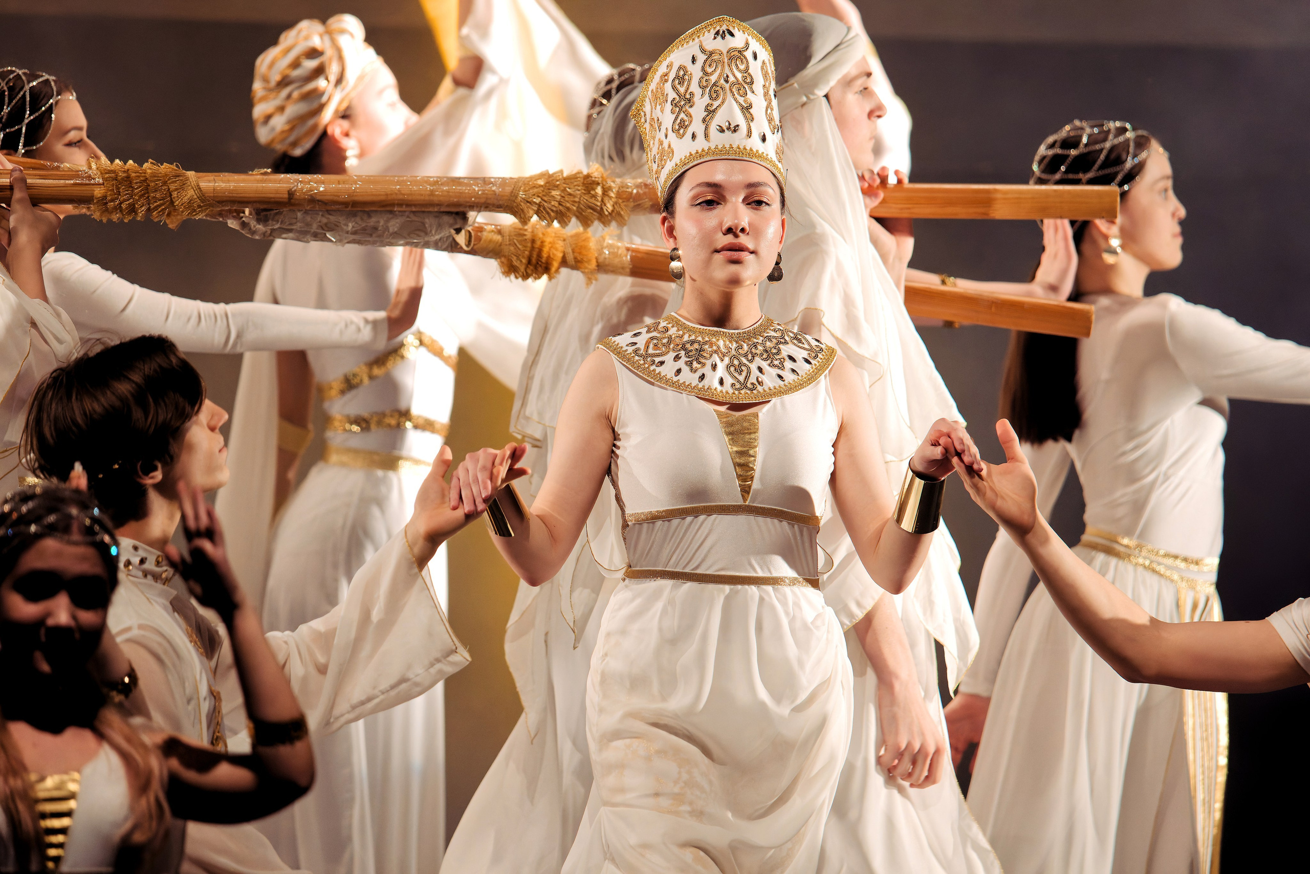 Танцевальное представление в стиле Древнего Египта - танцовщицы в белых костюмах с золотыми украшениями и головными уборами, фараоновы наряды, хореографический концерт