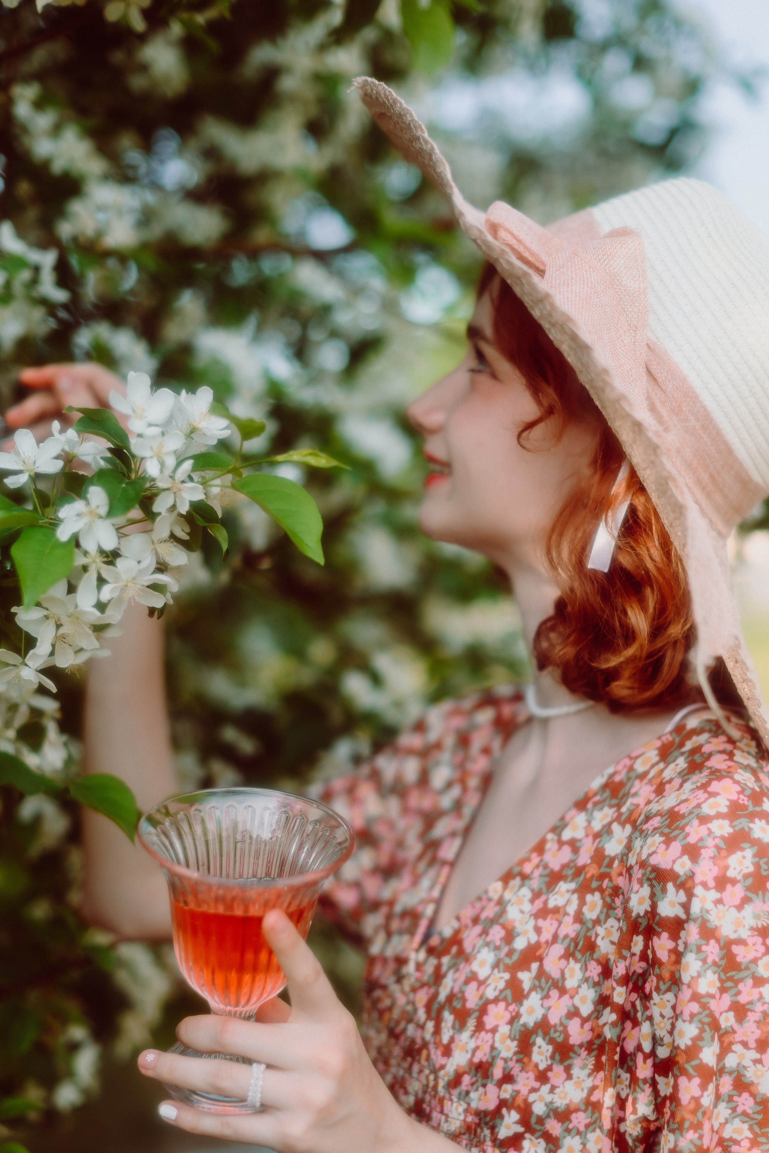 Фотосессия в цветущих яблонях в Кемерово