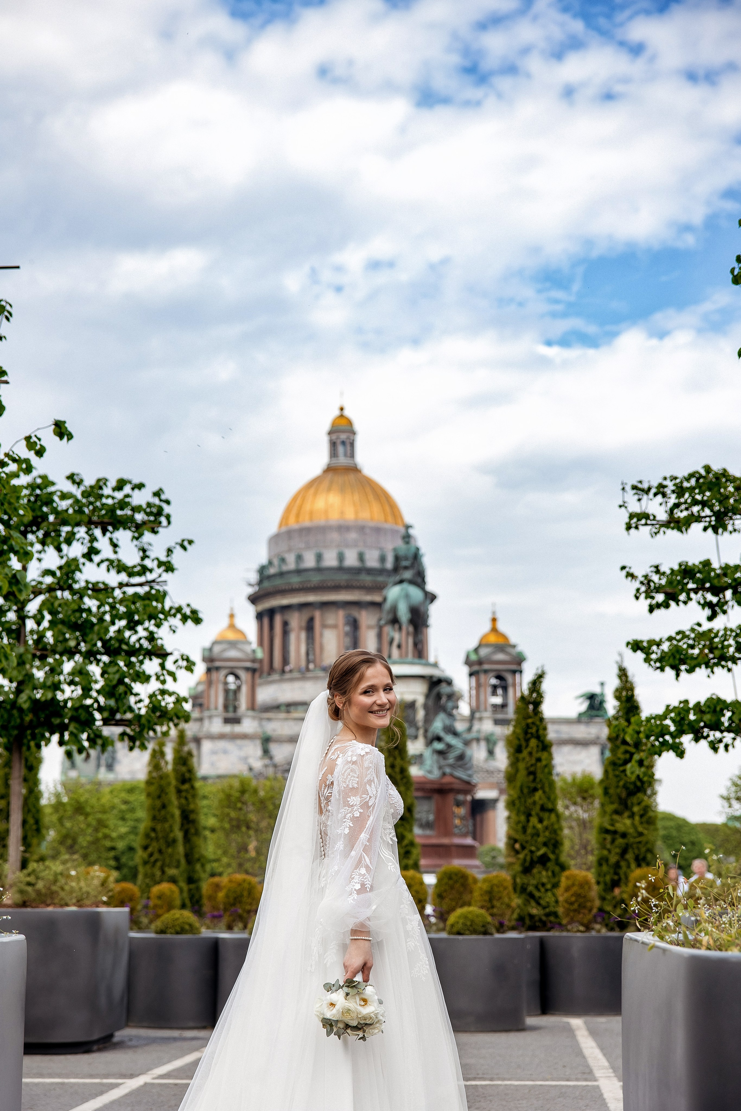 Яркая свадебная фотосессия под дождем. Свадебный и семейный фотограф Алексей Аверин