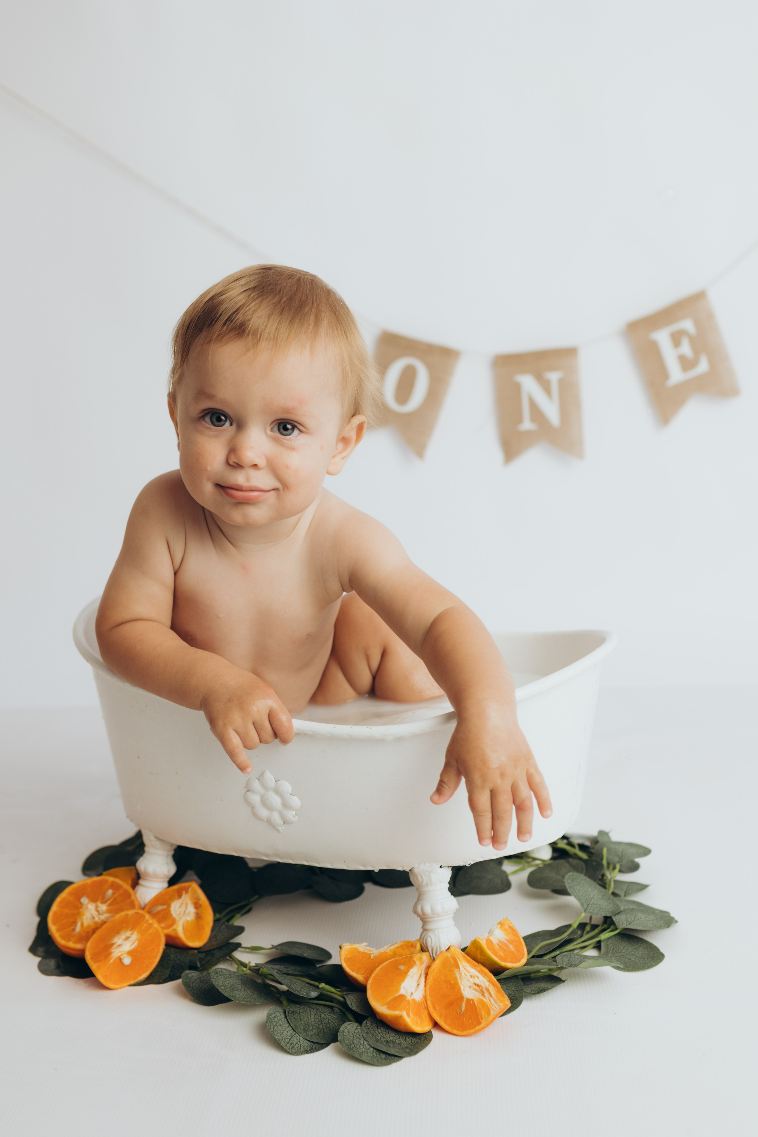 Фотосессия Первый Годик в Твери. Фотостудия для новорожденных и малышей в Твери — На ручки