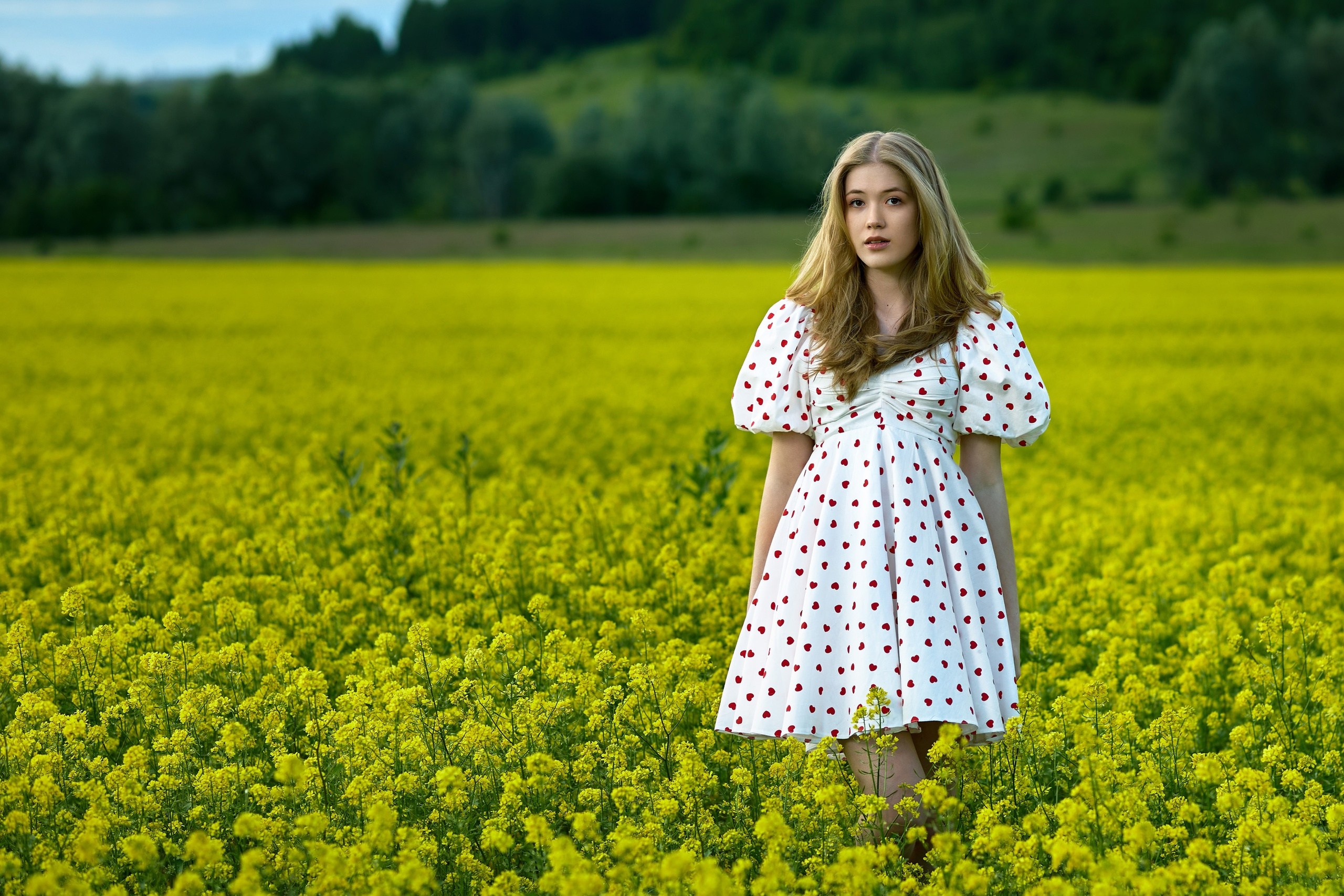 Девушка в цветущем желтом рыжиковом  поле.  Фотосессия в рапсовом поле Чебоксары Чувашия