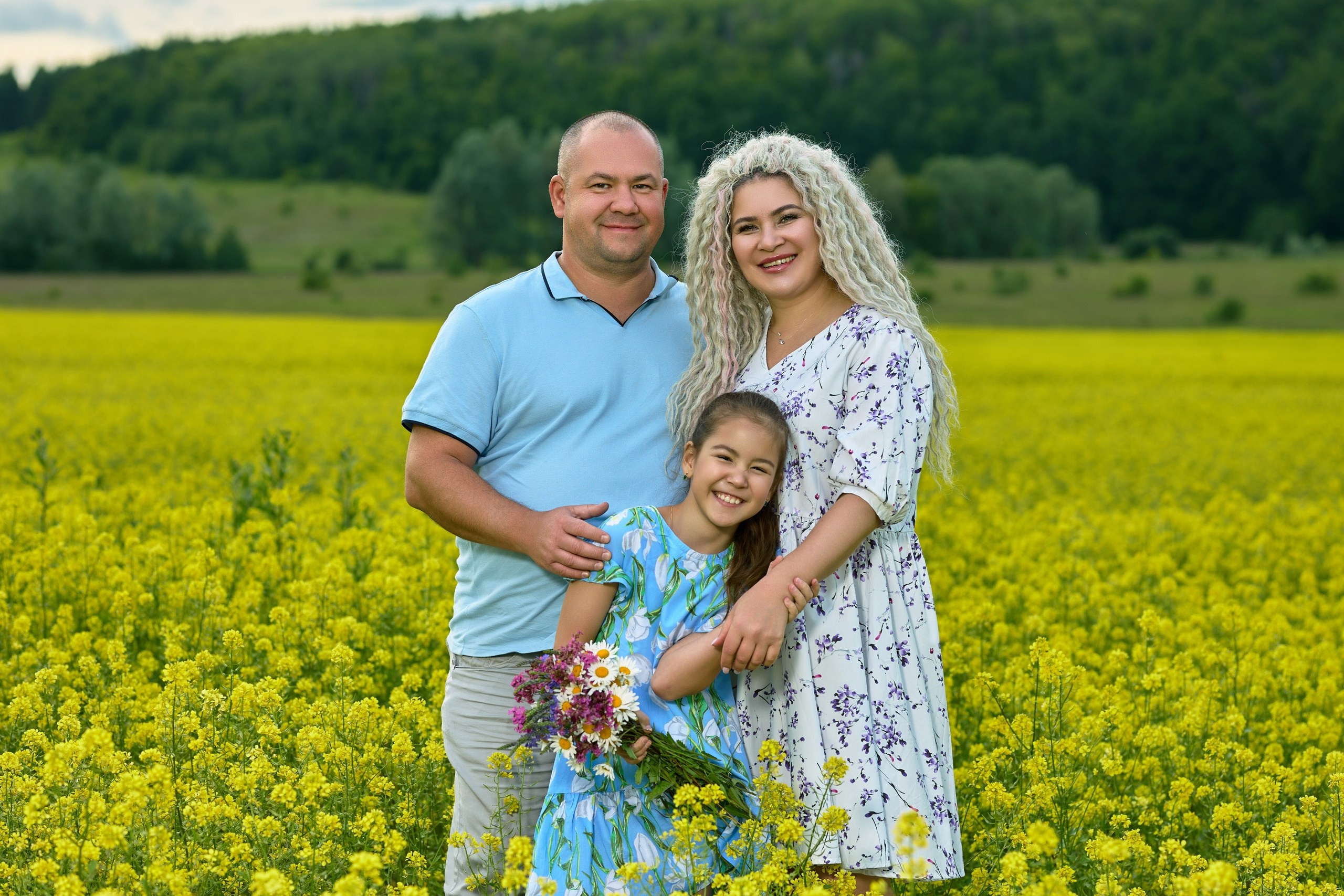 Семейная фотосессия в цветущих полях, рыжиковом поле. Владимир Суздалов (ProMaXe) — Портретный фотограф, тематические фотосессии в Чебоксарах